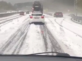 Auf der A1 bei Oberwang in Salzburg kam es zu heftigen Hagelfällen. Die Straße war binnen Minuten weiß.