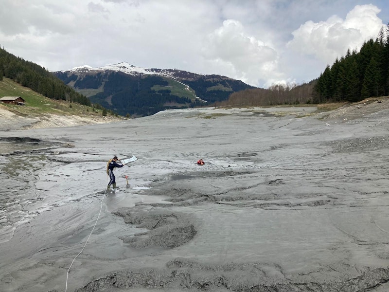 Eine 54-jährige Frau aus Deutschland musste am Donnerstag aus dem wasserlosen Speicherteich in Salzburg gerettet werden.