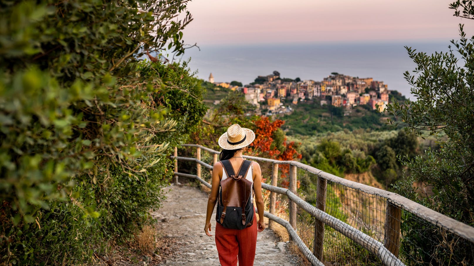 Nicht nur in Corona-Zeiten hat sich Wandern zu einer der beliebtesten Sportarten im Urlaub entwickelt (im Bild: Cinque Terre, Italien)