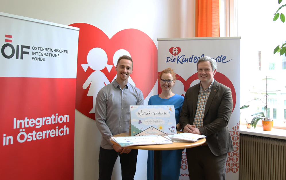 Gernot Huber (ÖIF), Alexandra Fischer und Daniel Bohmann (beide Geschäftsführung Kinderfreunde Wien, v.li.) präsentierten den neuen Wortschatzkalender.