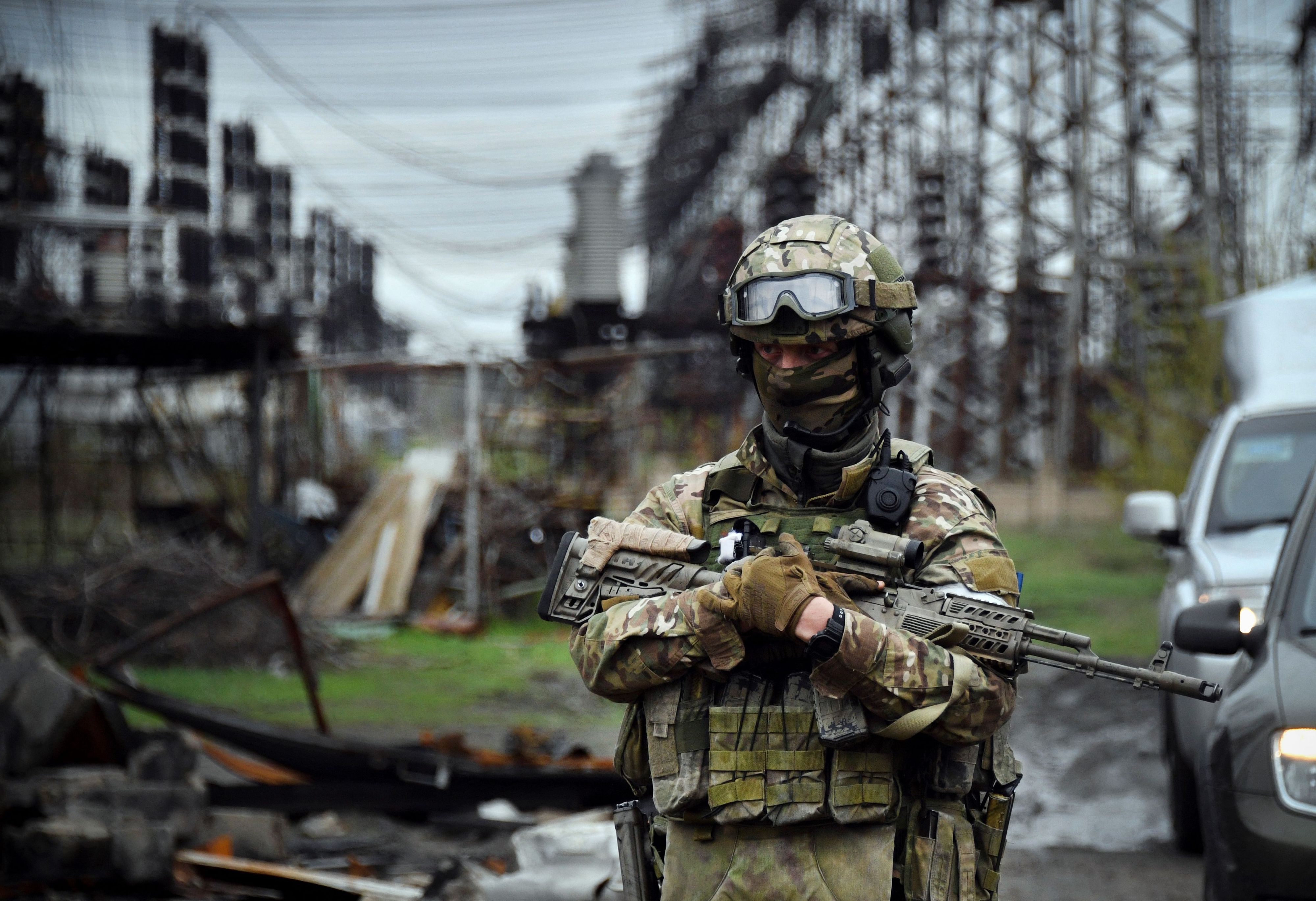 Download von www.picturedesk.com am 05.05.2022 (09:19).  In this picture taken on April 13, 2022, a Russian soldier stands guard at the Luhansk power plant in the town of Shchastya. - *EDITOR'S NOTE: This picture was taken during a trip organized by the Russian military.* (Photo by Alexander NEMENOV / AFP) - 20220413_PD10486 - Rechteinfo: Rights Managed (RM) Nur für redaktionelle Nutzung! Werbliche Nutzung erfordert Freigabe: bitte schicken Sie uns eine Anfrage.