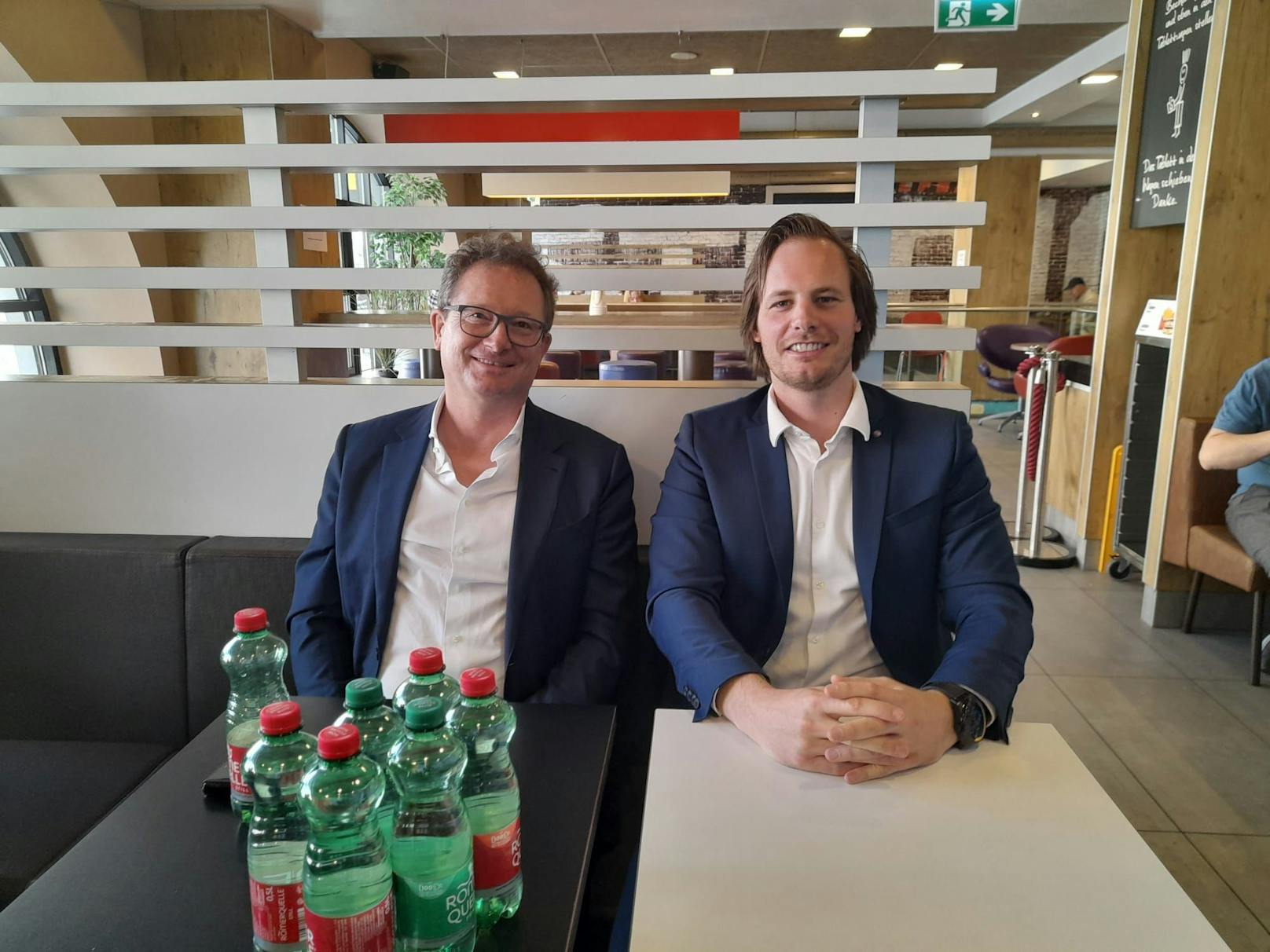 Der langjährige Franchisenehmer Gerhard Fuchs übernimmt in Linz vier neue Filialen, Richard Jäger hat den Taubenmarkt übernommen, plant einige Änderungen.