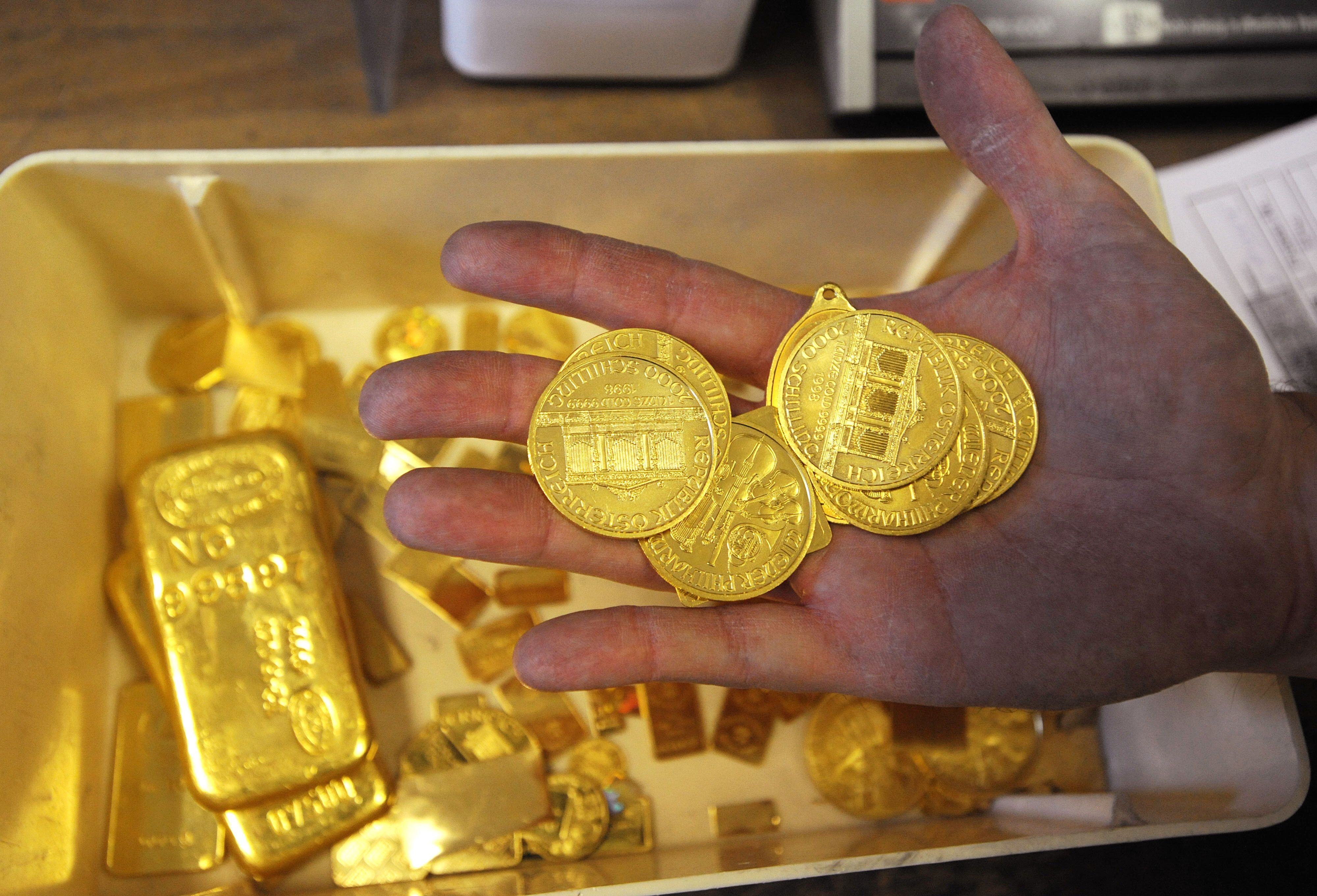 Download von www.picturedesk.com am 06.05.2022 (09:14).  A worker displays scrap gold coins which are to be remelted as they didn't pass the standards at Austrian gold bullion factory Oegussa on October 8, 2008 in Vienna. Oegussa announced on October 6, 2008 that it has increased its production tenfold, as the global financial crisis pushes investors toward a precious metal seen as a safe haven during economic turmoil. Demand is particularly high for bars of 50 grams to one kilogram since gold is tax free for transactions of less than 15,000 euros (20,000 dollars), Oegussa said. AFP PHOTO/JOE KLAMAR - 20081008_PD4062 - Rechteinfo: Rights Managed (RM) Nur für redaktionelle Nutzung! Werbliche Nutzung erfordert Freigabe: bitte schicken Sie uns eine Anfrage.
