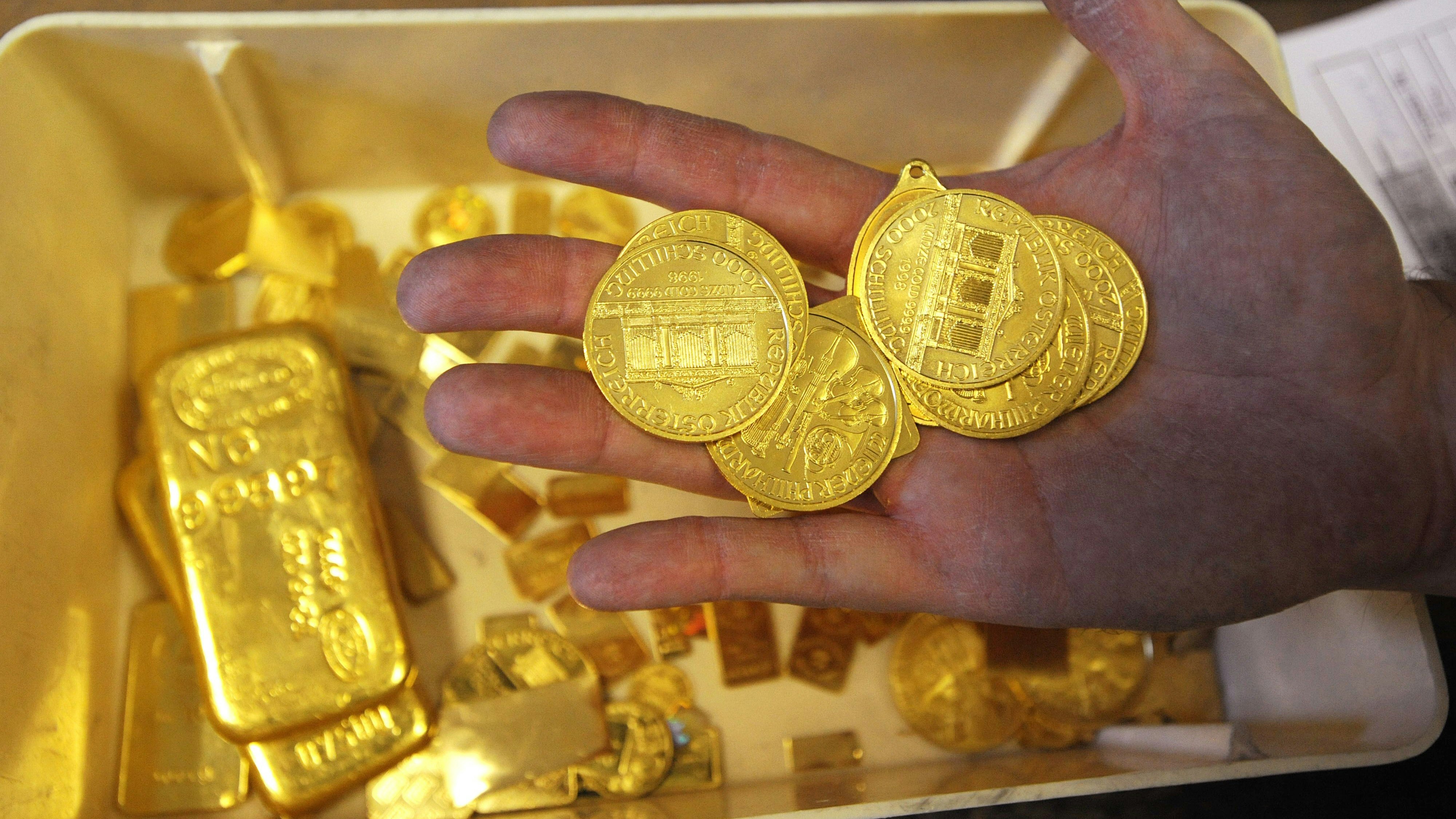 Download von www.picturedesk.com am 06.05.2022 (09:14).  A worker displays scrap gold coins which are to be remelted as they didn't pass the standards at Austrian gold bullion factory Oegussa on October 8, 2008 in Vienna. Oegussa announced on October 6, 2008 that it has increased its production tenfold, as the global financial crisis pushes investors toward a precious metal seen as a safe haven during economic turmoil. Demand is particularly high for bars of 50 grams to one kilogram since gold is tax free for transactions of less than 15,000 euros (20,000 dollars), Oegussa said. AFP PHOTO/JOE KLAMAR - 20081008_PD4062 - Rechteinfo: Rights Managed (RM) Nur für redaktionelle Nutzung! Werbliche Nutzung erfordert Freigabe: bitte schicken Sie uns eine Anfrage.