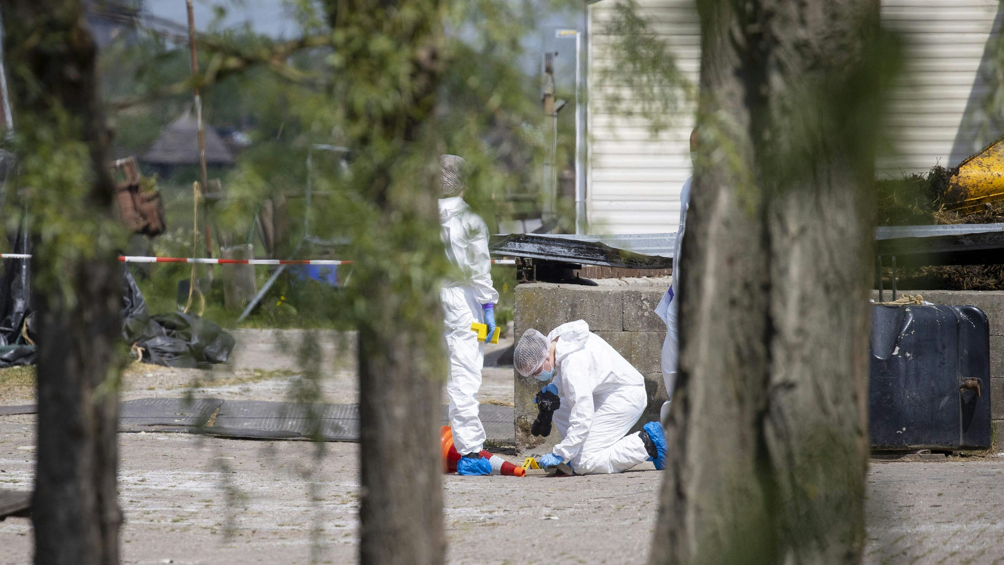  Forensiker untersuchen den Tatort auf einem Hof in Alblasserdam.