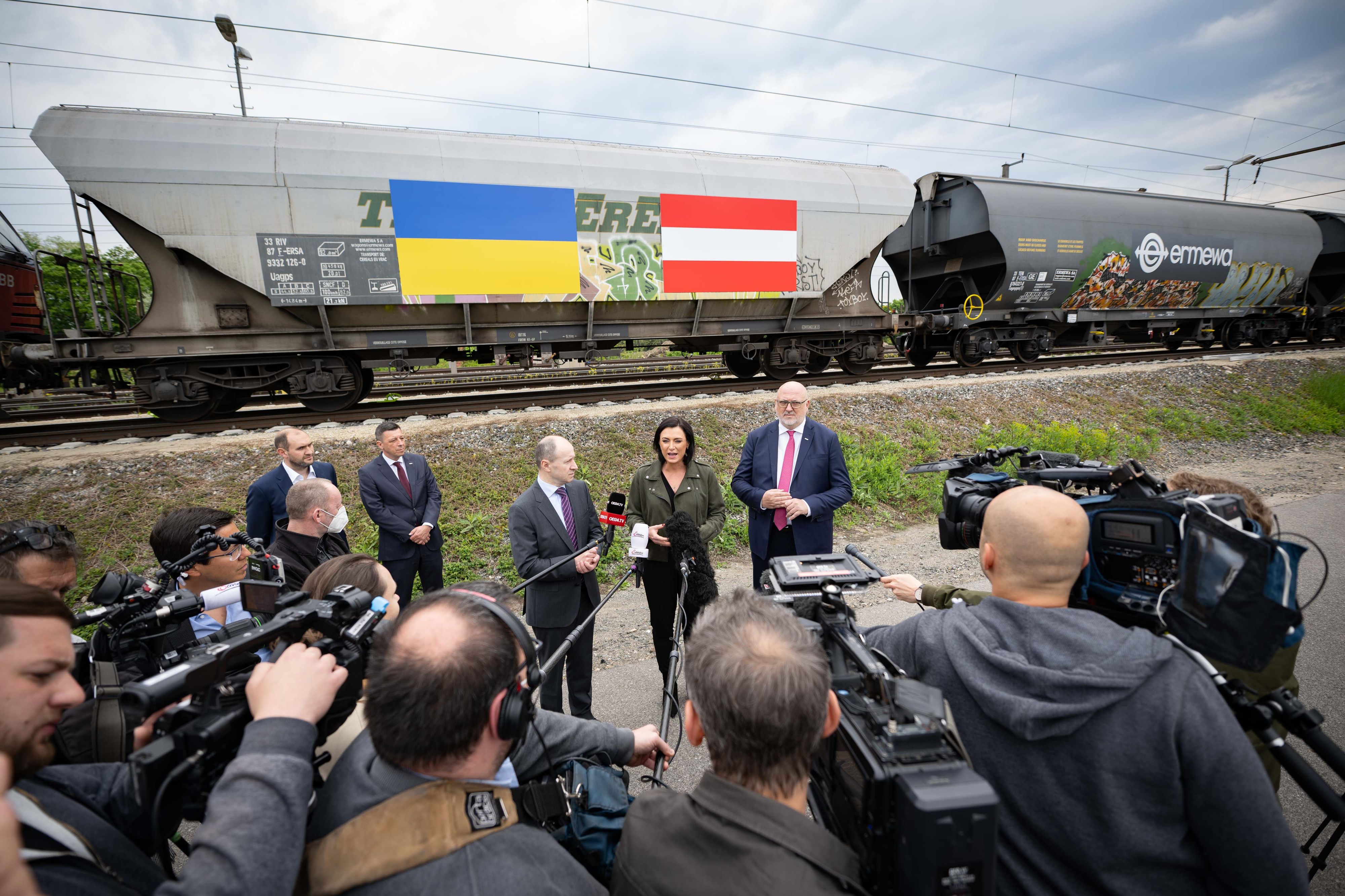 Am Freitag kam ein erster Güterzug mit Getreide aus der Ukraine in Österreich an. Im Bild: Elisabeth Köstinger und ÖBB-Vorstandsvorsitzendem Andreas Matthä mit dem ukrainischen Botschafter Wassyl Chymynez.