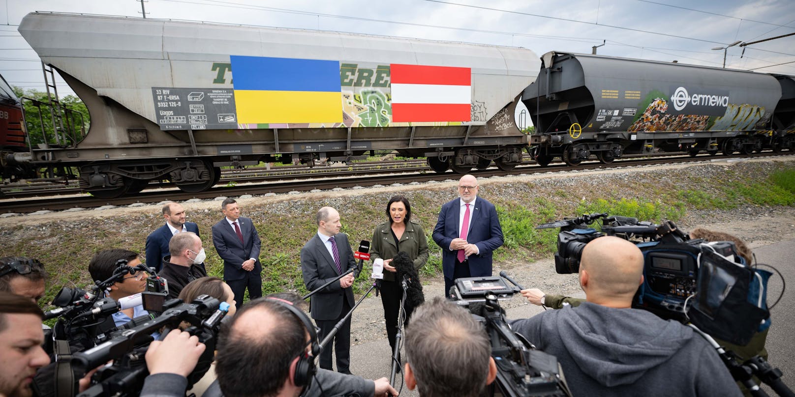 Am Freitag kam ein erster Güterzug mit Getreide aus der Ukraine in Österreich an. Im Bild: Elisabeth Köstinger und ÖBB-Vorstandsvorsitzendem Andreas Matthä mit dem ukrainischen Botschafter Wassyl Chymynez.