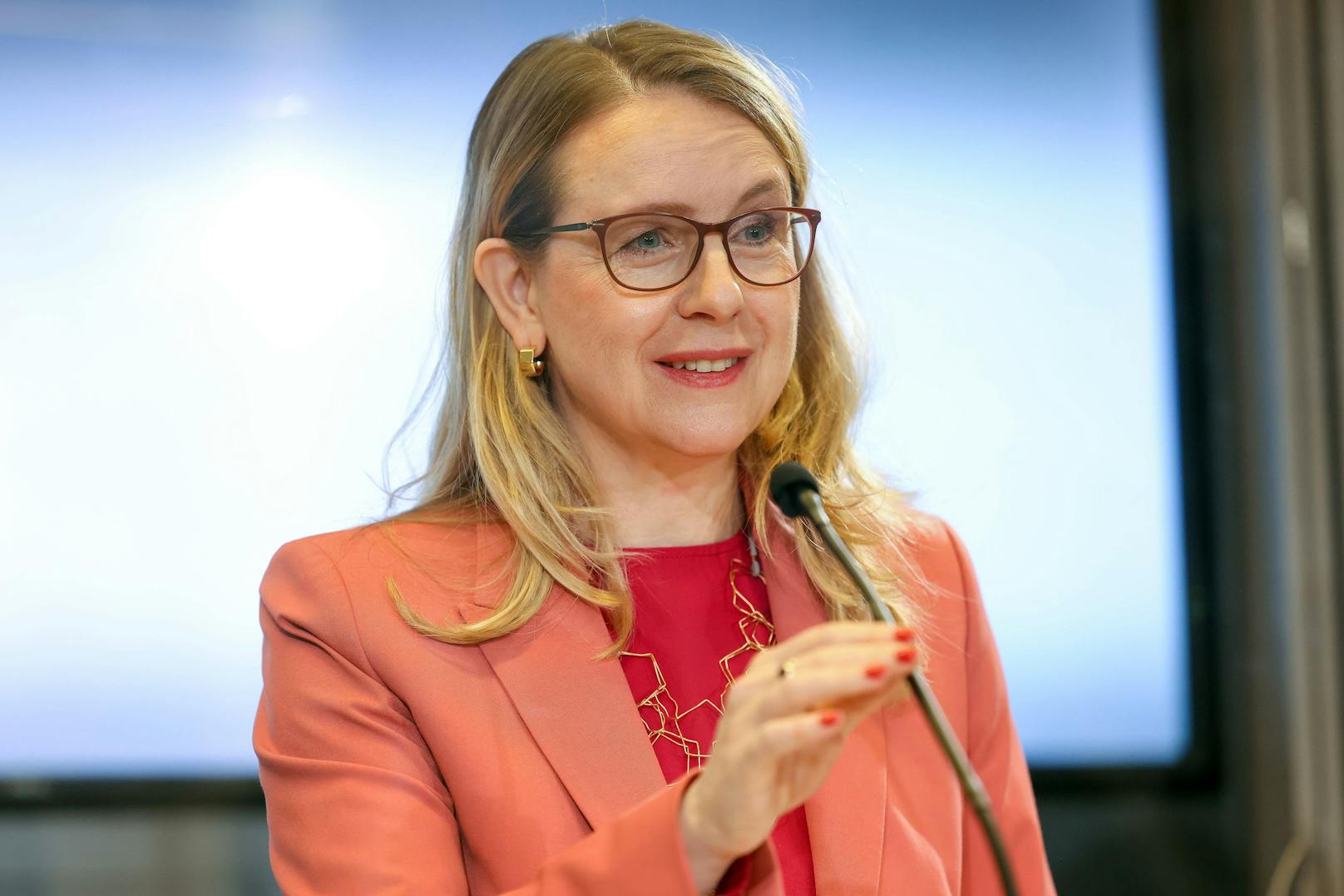 Wirtschaftsministerin Margarete Schramböck hat am Freitag über die wirtschaftliche Lage in Zusammenhang mit dem Krieg gesprochen.&nbsp;