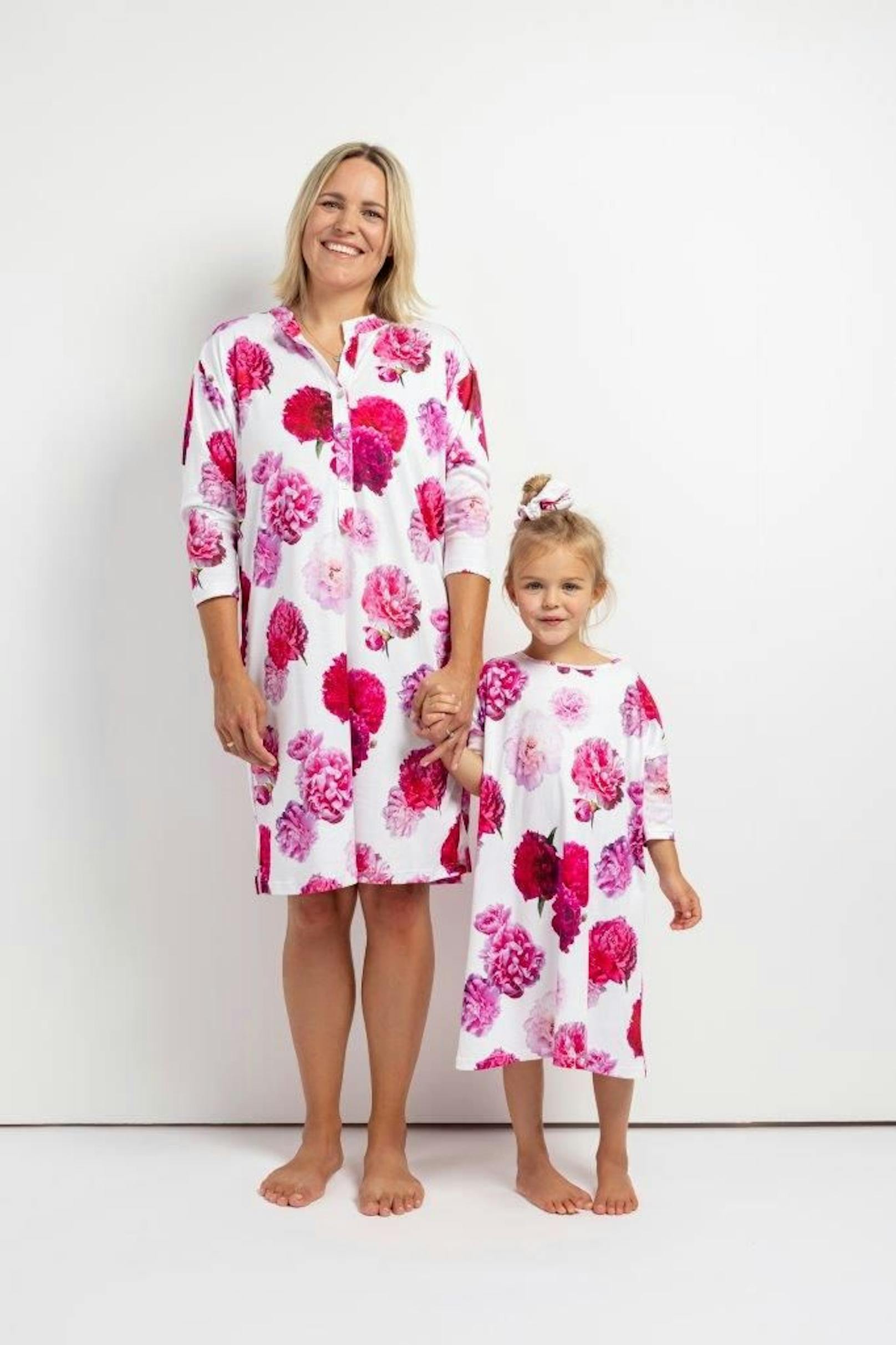 Wir lassen Mamas zu ihrem Ehrentag hochleben und betten Sie in ein Blütenmeer. Mit den blumigen Kissen, Kimonos, Kleider und zweiteiligen Pyjamas des österreichischen Sleep- und Homewear-Labels <strong>FLOWERS IN BED.&nbsp;</strong>Damen Nightdress "Golden Glow" um 149,00 Euro, Kinder Nachthemd "Pink Parfait" ab 59,00 Euro.