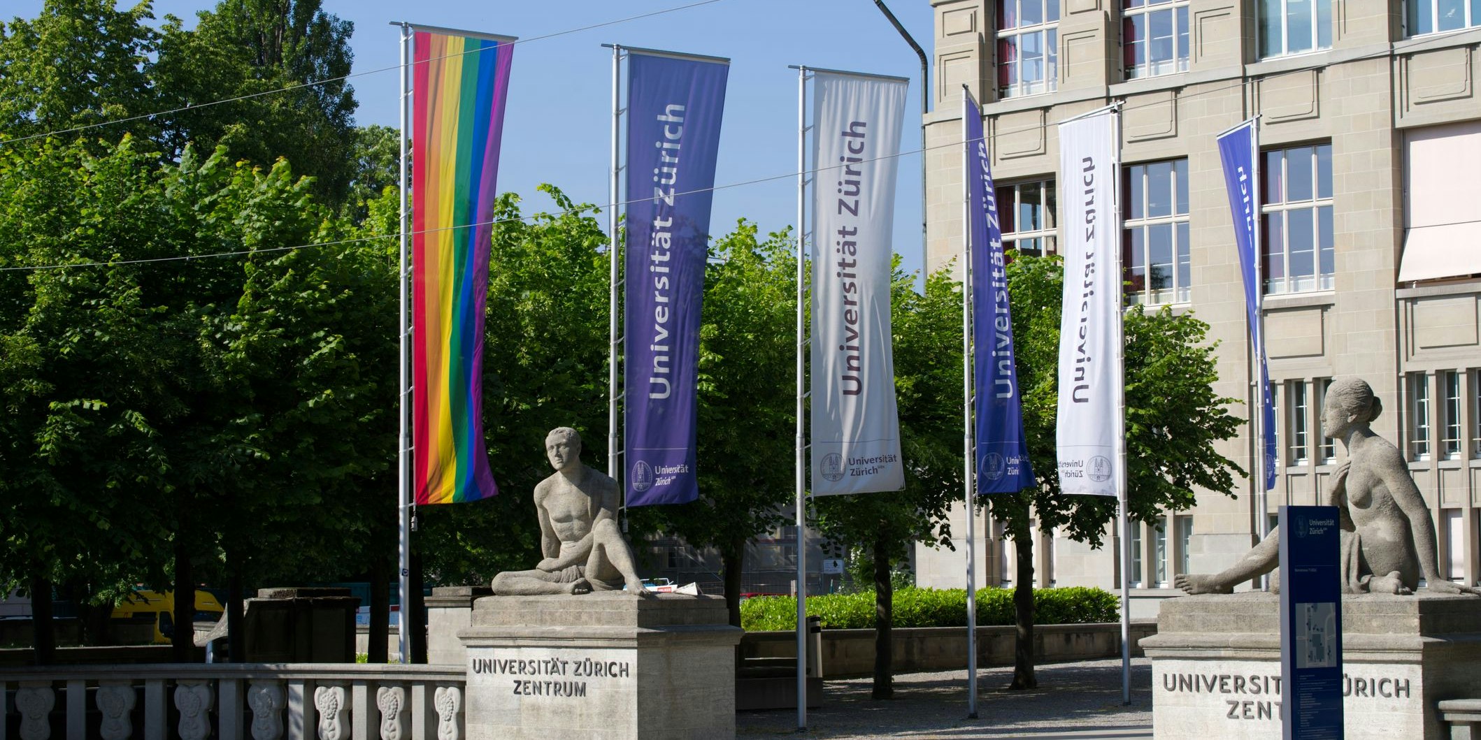 Die Regenbogenfahne war gerade erst gehisst worden (Symbolbild einer anderen Universität)