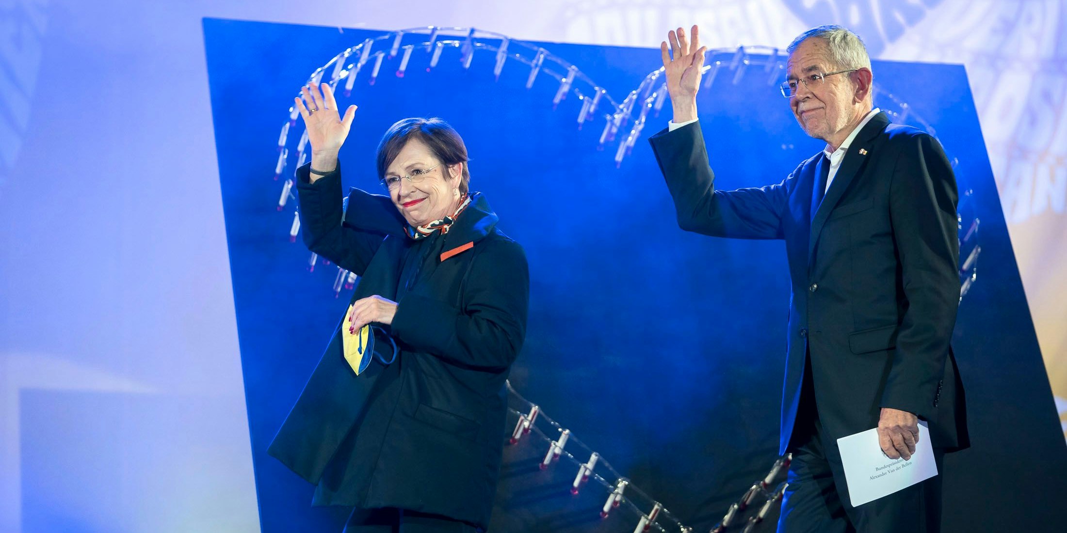Würden gegen einen blauen Kandidaten haushoch triumphieren: Bundespräsident Alexander Van der Bellen und "First Lady" Doris Schmidauer.