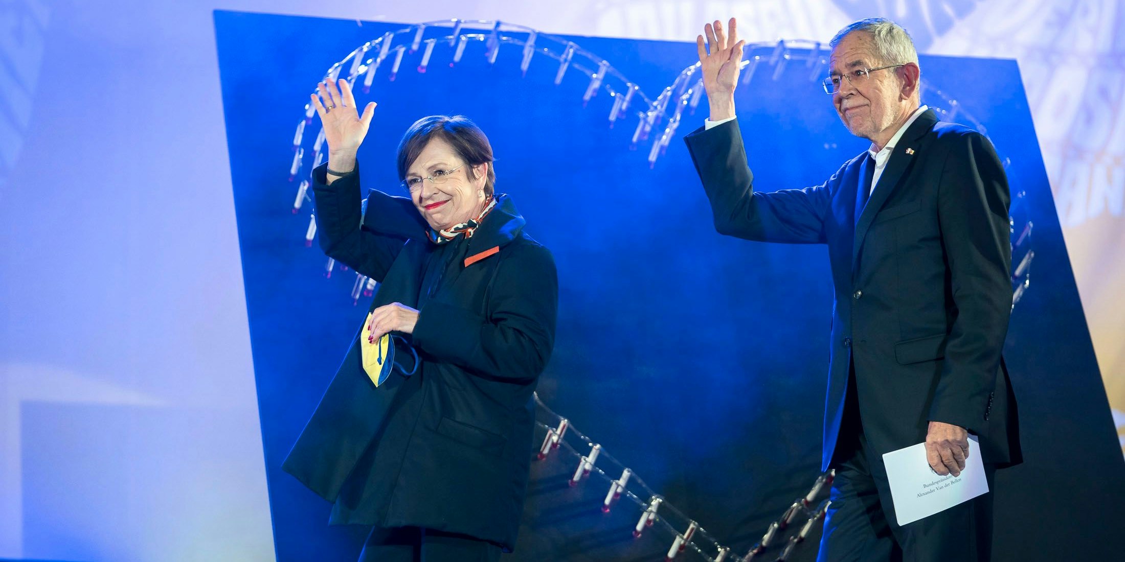 Würden gegen einen blauen Kandidaten haushoch triumphieren: Bundespräsident Alexander Van der Bellen und "First Lady" Doris Schmidauer.