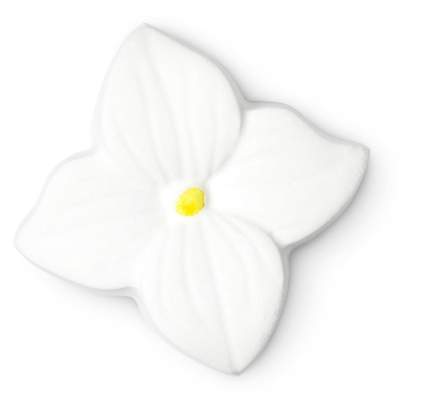 Diese duftende Blume sprudelt davon und enthüllt ein cremig-weißes Bad mit einem raffinierten Duft von Jasmin und Ylang-Ylang. Badebombe "Jasmine" von <strong>Lush</strong> um 5,95 Euro.
