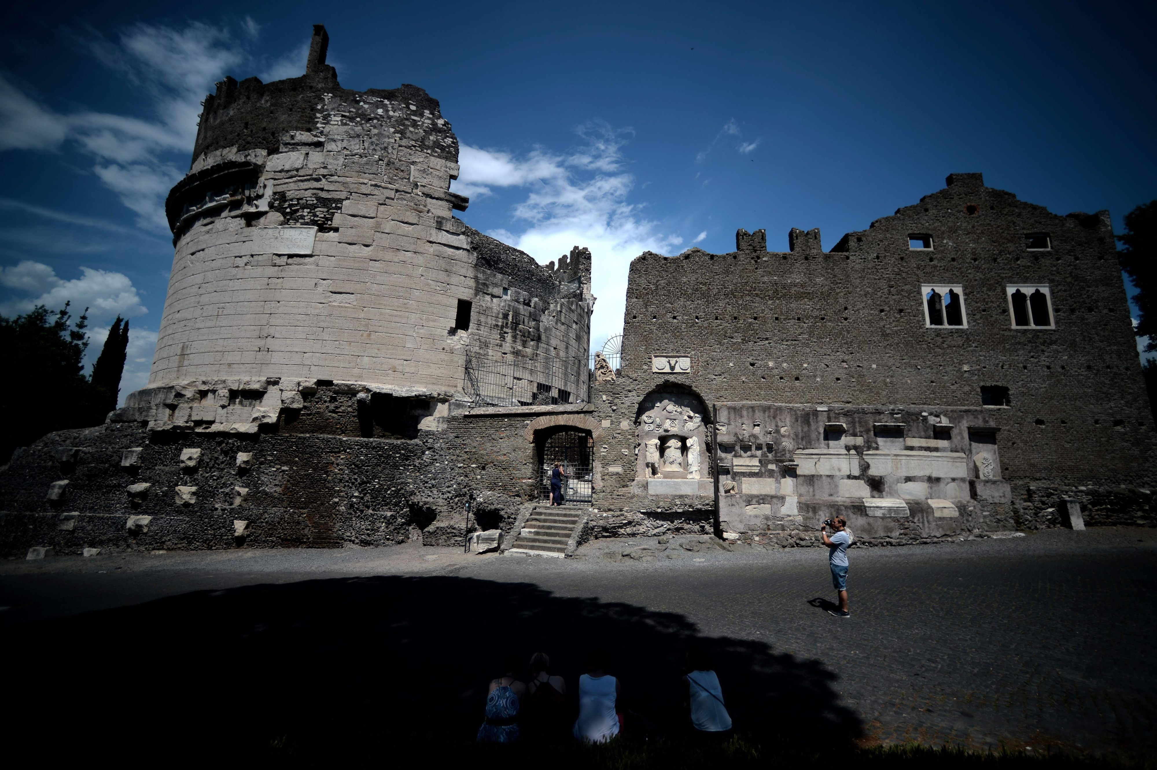 Download von www.picturedesk.com am 06.05.2022 (12:00).  Tourists walk on the old Appian Way (Appia Antica) by the Cecilia Metella Tomb at the outskirts of Rome on June 6, 2016. .Located just outside Rome at the three mile marker of the Via Appia the Cecilia Metella Tomb was built during the 1st century B.C to honor Caecilia Metella who was the daughter of Quintus Caecilius Metellus Creticus, a Consul in 69 B.C, and wife of Marcus Licinius Crassus (quaestor), son of the famous Marcus Crassus who served under Julius Caesar. / AFP PHOTO / FILIPPO MONTEFORTE - 20160606_PD3584 - Rechteinfo: Rights Managed (RM) Nur für redaktionelle Nutzung! Werbliche Nutzung erfordert Freigabe: bitte schicken Sie uns eine Anfrage.