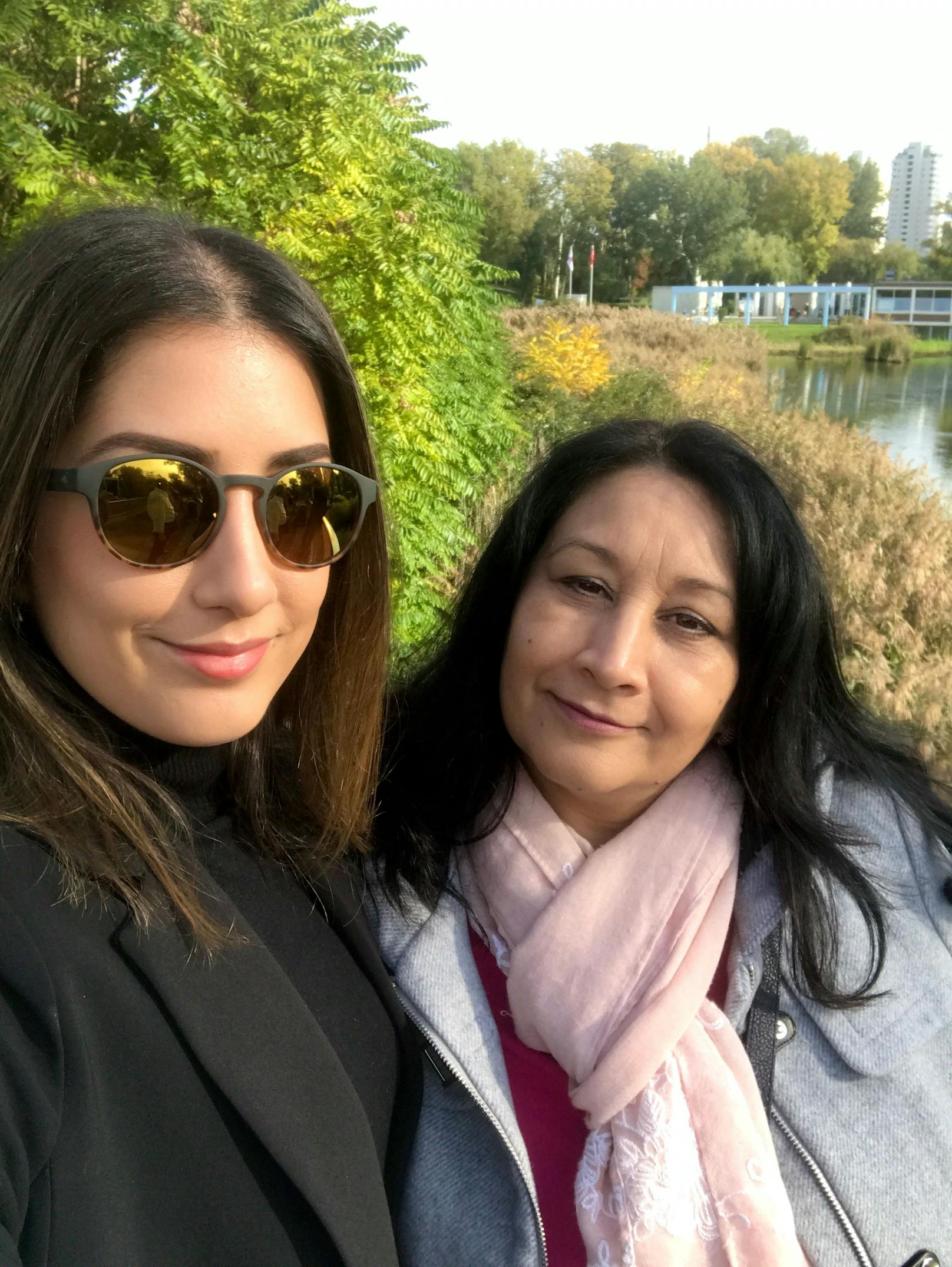 Jasmin mit ihrer Mama Hafiza.