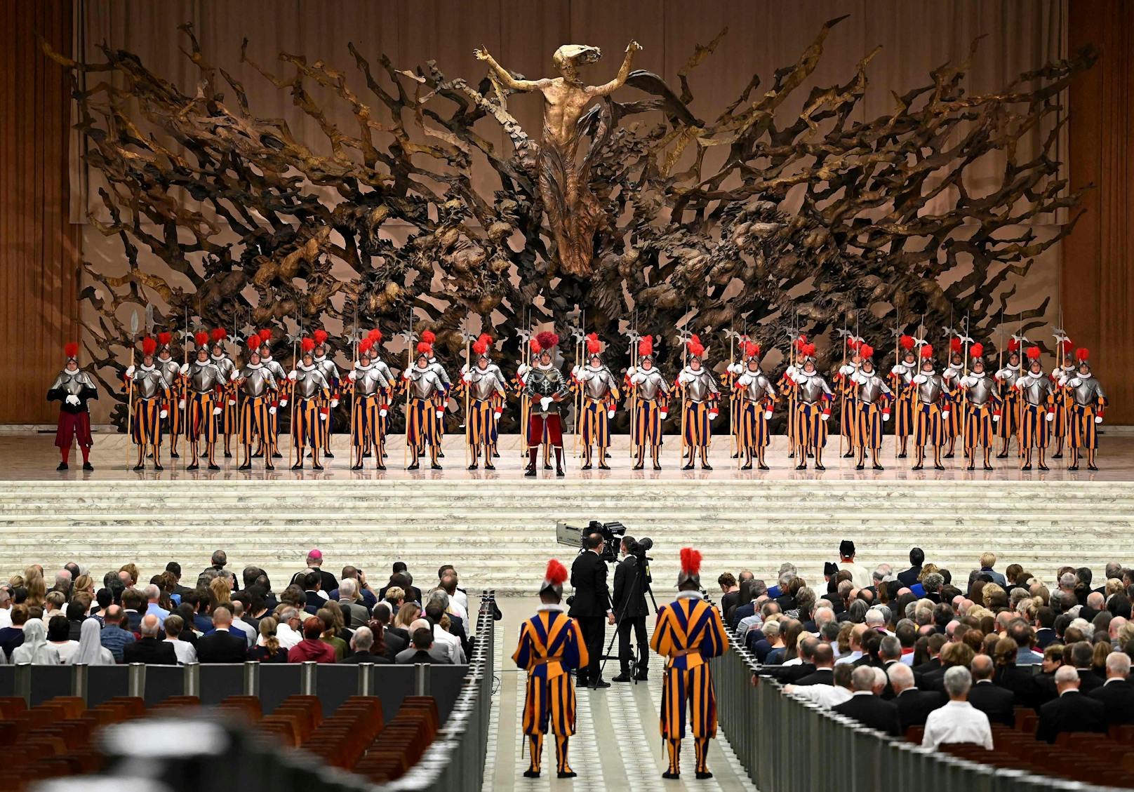 Der Papst begrüßt die neuen Schweizergardisten und deren Familien. Dabei betet er für den getöteten&nbsp;Ex-Gardisten.