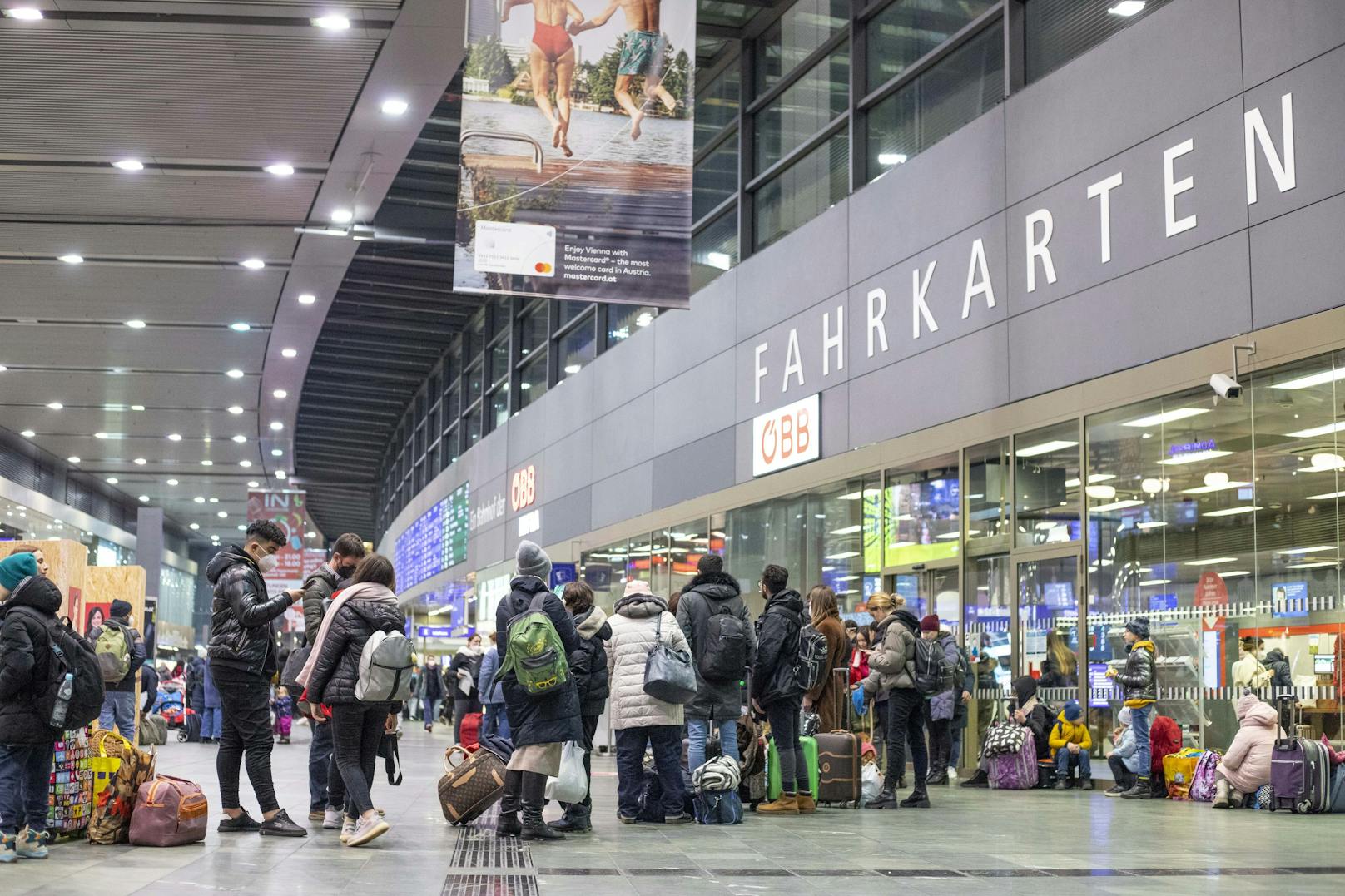 Ukrainische Flüchtlinge bei ihrer Ankunft in Österreich am Wiener Hauptbahnhof.&nbsp;