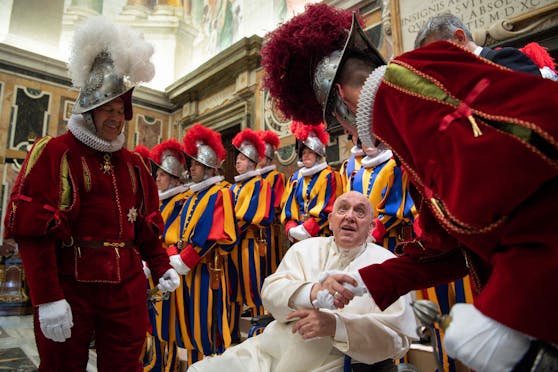 Papst Franziskus empfängt anlässlich des Amtseides die Päpstliche Schweizergarde in Begleitung ihrer Familienangehörigen zur Audienz