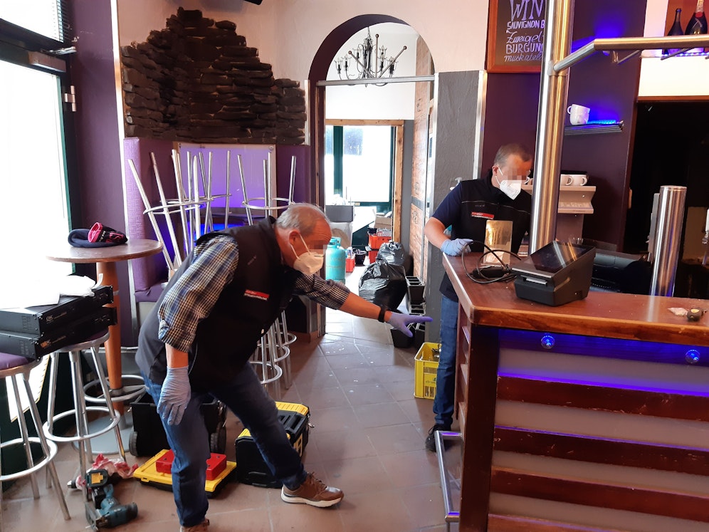 Auch in einem Lokal einem Salzburger Skigebiet wurden die Steuerfahnder fündig. 