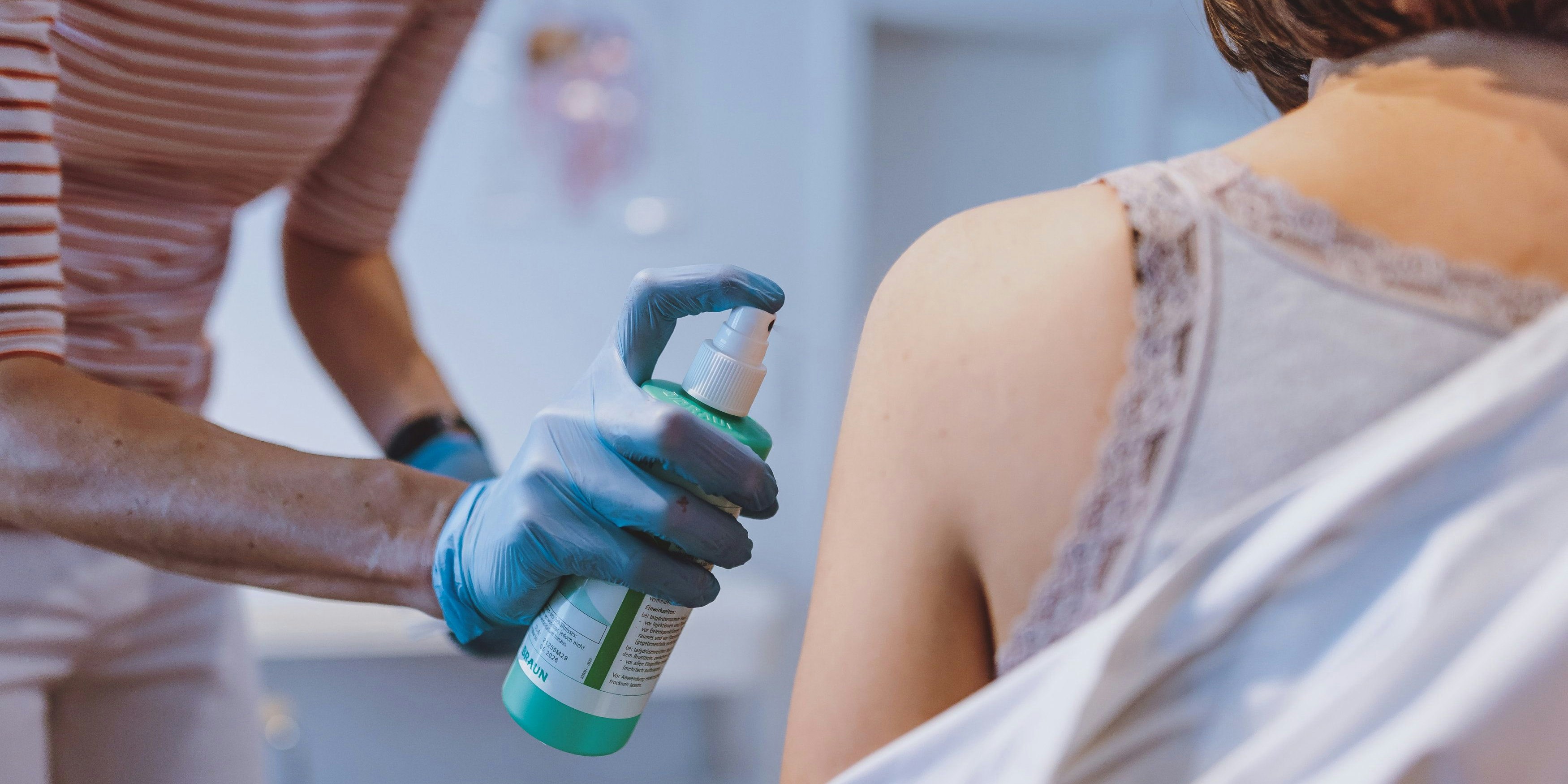 WIe viele leiden nach der Corona-Impfung unter ernsten Nebenwirkungen? Ein Charité-Professor schlägt Alarm.