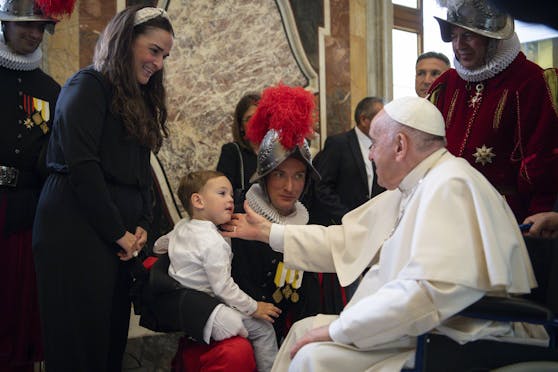 Papst Franziskus begrüßt die Familienangehörigen.