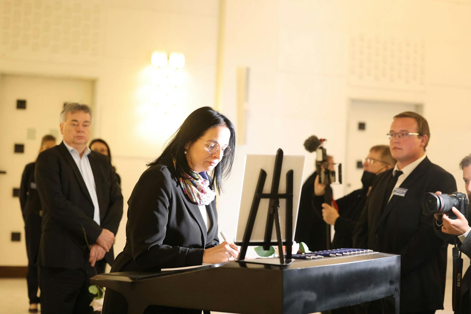 Staatssekretärin Andrea Mayer (Grüne) beim Begräbnis.