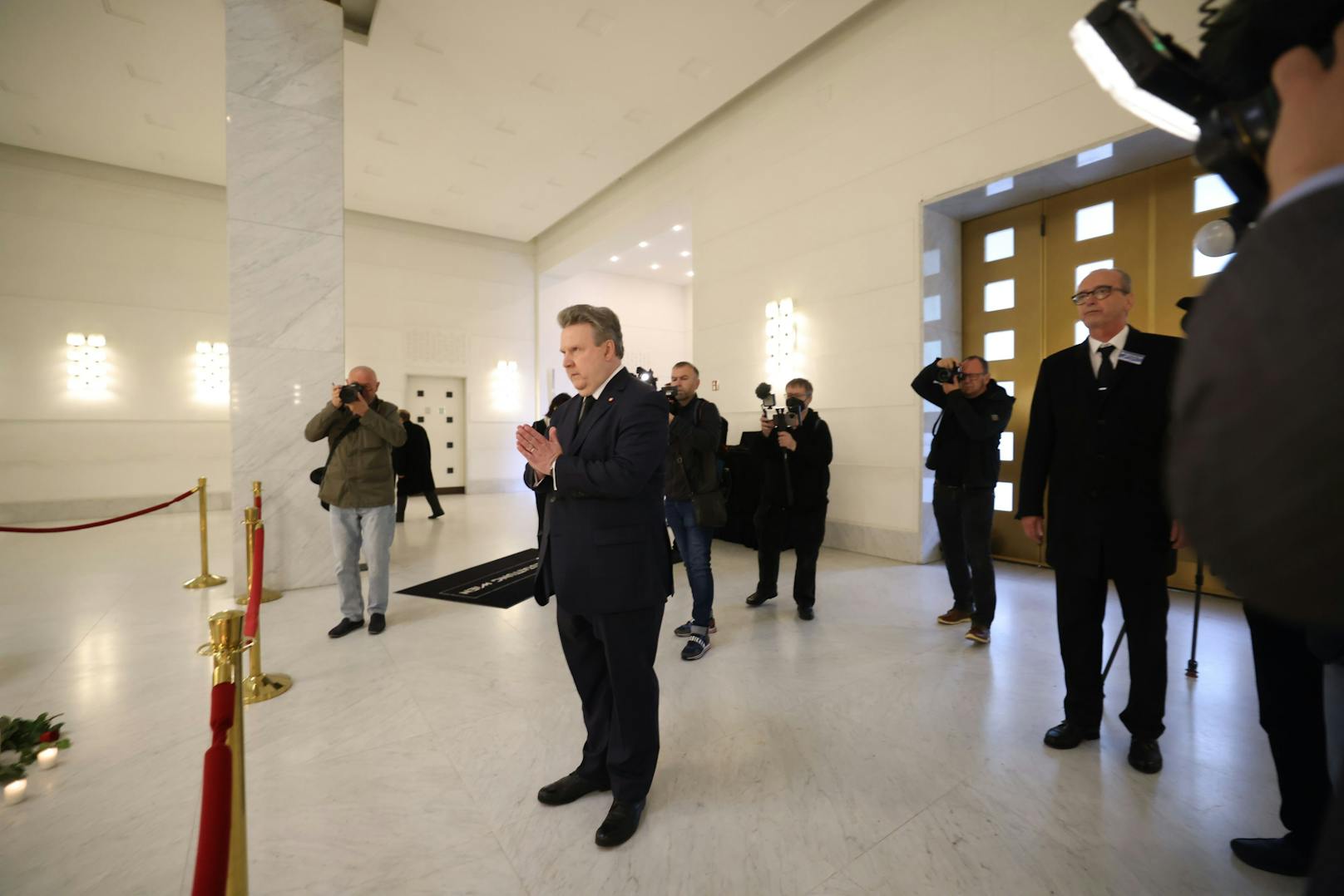 Auch Wiens Bürgermeister Michael Ludwig (SPÖ) verabschiedet sich vom "Ostbahn Kurti".