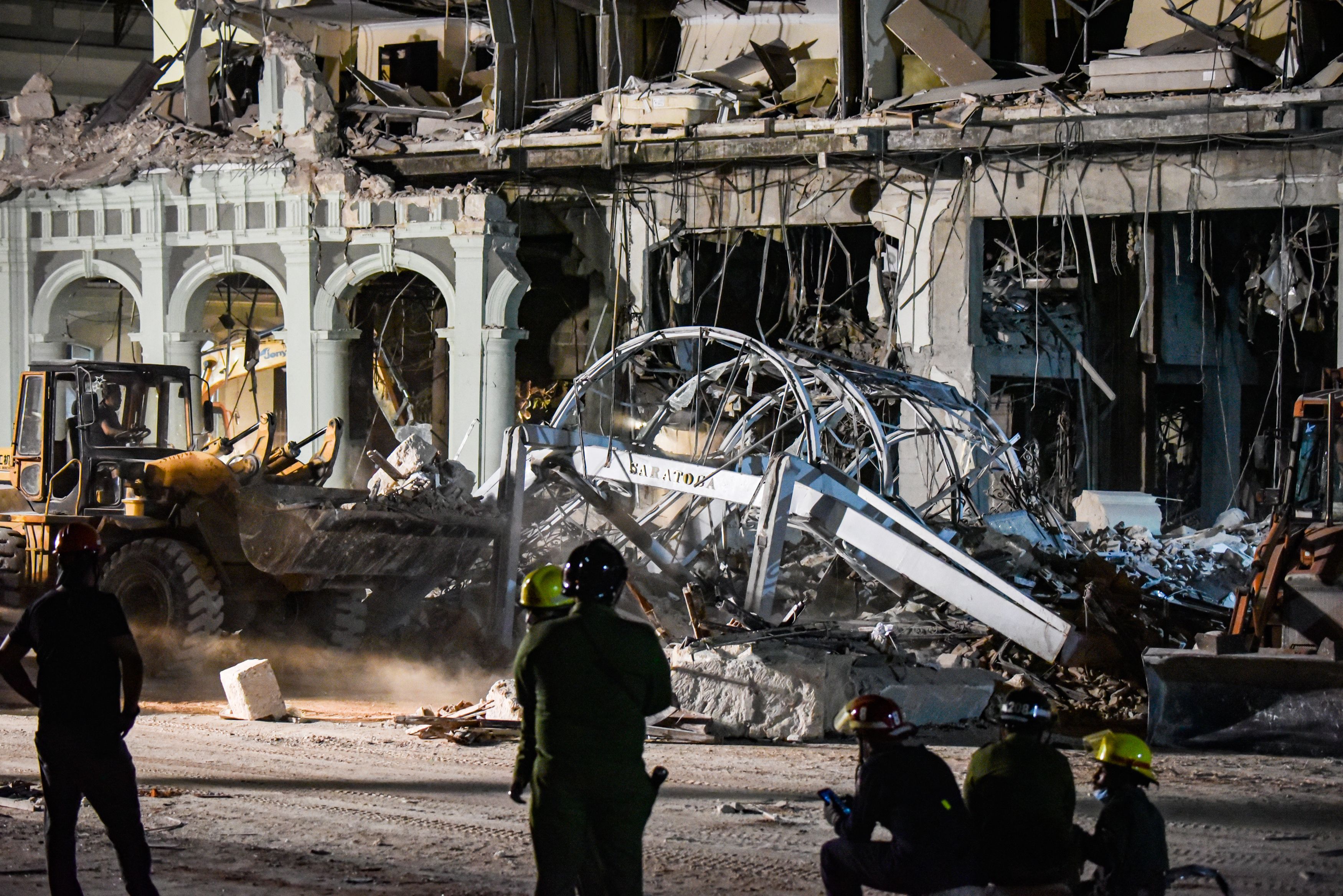 Download von www.picturedesk.com am 07.05.2022 (11:17).  Firefighters and rescue workers remove debris from the ruins of the Saratoga Hotel, in Havana, on May 6, 2022. - The death toll from a powerful explosion at a five-star hotel in central Havana climbed to 22 on May 6 with more than 50 people injured after a suspected gas leak, according to official tallies. (Photo by ADALBERTO ROQUE / AFP) - 20220506_PD13905 - Rechteinfo: Rights Managed (RM) Nur für redaktionelle Nutzung! Werbliche Nutzung erfordert Freigabe: bitte schicken Sie uns eine Anfrage.