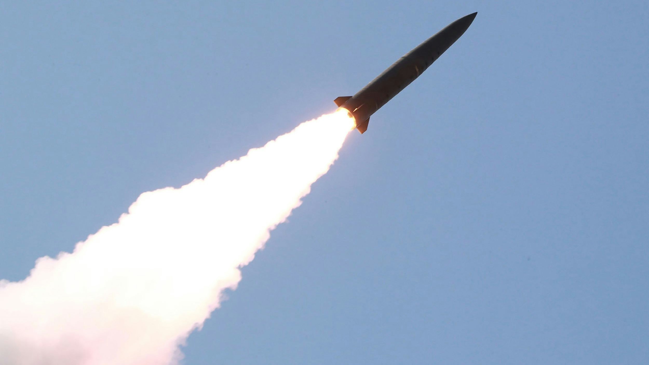 Download von www.picturedesk.com am 07.05.2022 (14:54).  *** SERVICEBILD *** This May 9, 2019 picture released from North Korea's official Korean Central News Agency (KCNA) on May 10, 2019 shows a rocket firing during the strike drill of defence units of the Korean People's Army (KPA) in the forefront area and on the western front of North Korea. (Photo by KCNA VIA KNS / various sources / AFP) / South Korea OUT / ---EDITORS NOTE--- RESTRICTED TO EDITORIAL USE - MANDATORY CREDIT "AFP PHOTO/KCNA VIA KNS" - NO MARKETING NO ADVERTISING CAMPAIGNS - DISTRIBUTED AS A SERVICE TO CLIENTS / THIS PICTURE WAS MADE AVAILABLE BY A THIRD PARTY. AFP CAN NOT INDEPENDENTLY VERIFY THE AUTHENTICITY, LOCATION, DATE AND CONTENT OF THIS IMAGE --- / - 20190510_PD0150 - Rechteinfo: Servicebild (SB) Bei diesem Bild ist PictureDesk ausschließlich technischer Dienstleister und stellt eine technische Bearbeitungsgebühr in Rechnung. PictureDesk ist weder Urheber noch Rechteinhaber. Die Nutzung liegt in alleiniger Verantwortung des Kunden. Nur für redaktionelle Nutzung! Werbliche Nutzung erfordert Freigabe: bitte schicken Sie uns eine Anfrage.