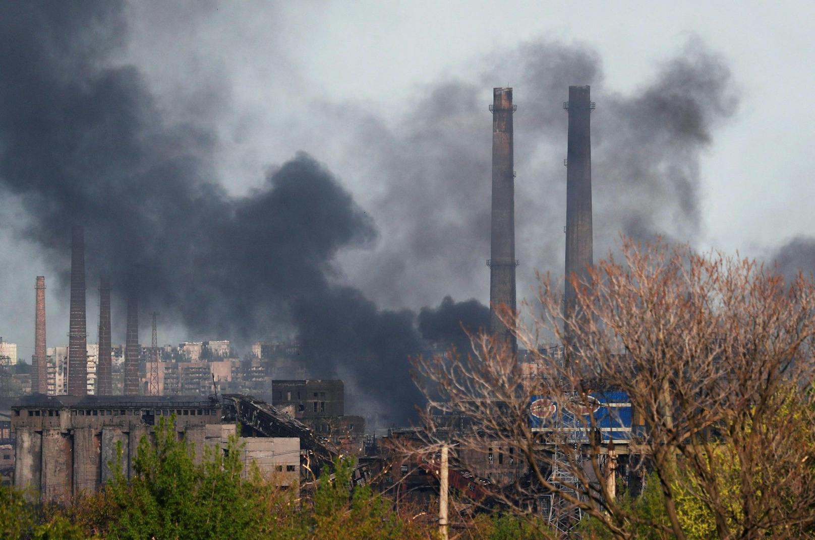 Wie das ukrainische Militär meldet, haben die russischen Truppen erneut versucht, das Stahlwerk Asowstal in der Hafenstadt Mariupol zu erstürmen.