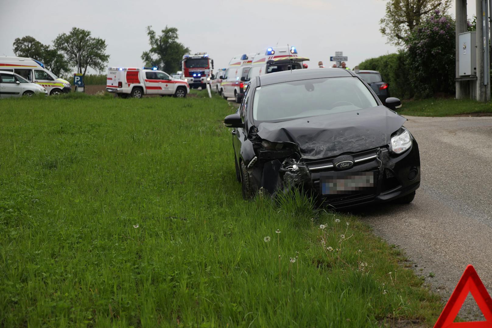 Bei einem schweren Kreuzungscrash wurde am Samstag eine Erntehelferin getötet, sechs Personen verletzt.