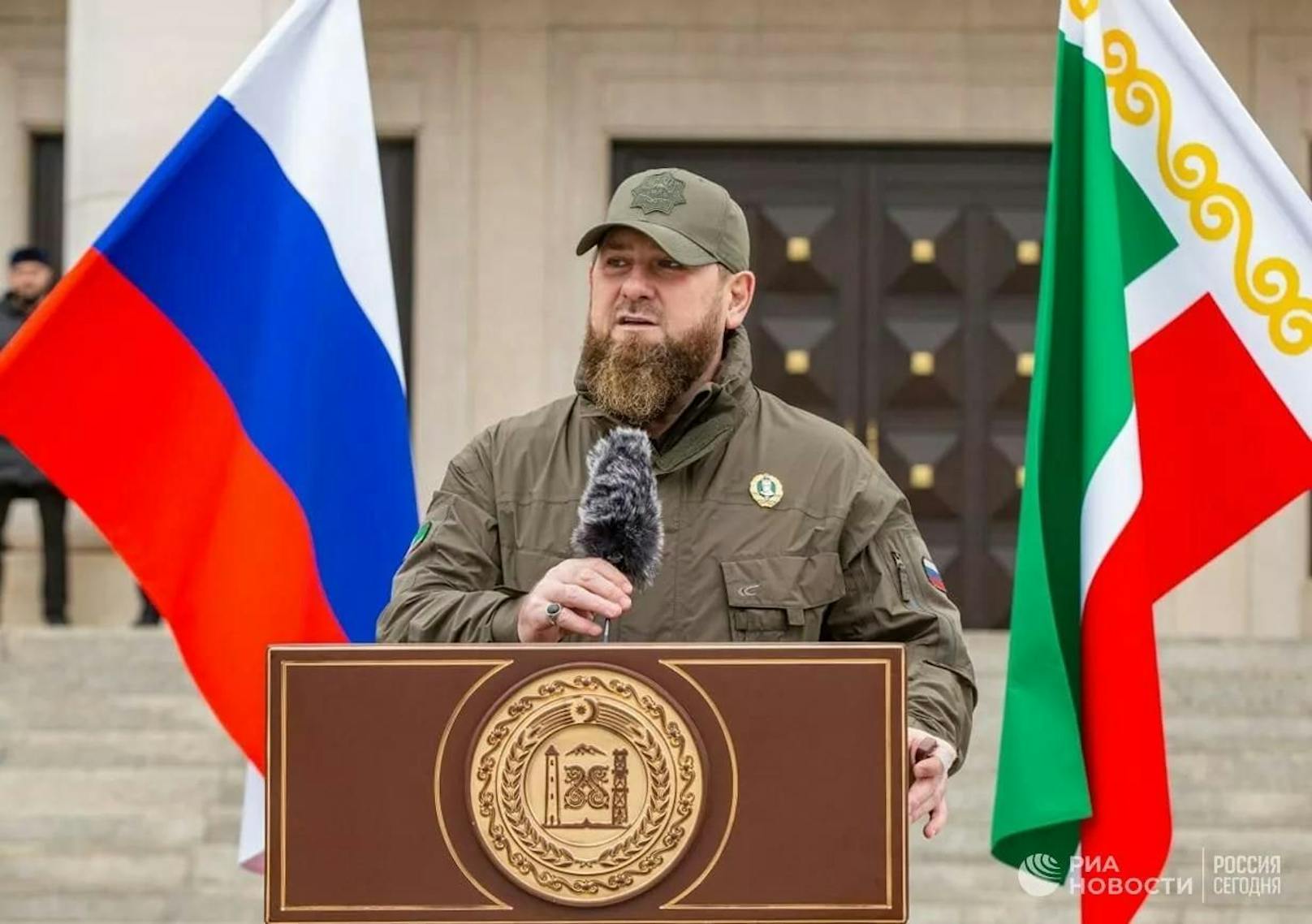 Der tschetschenische Machthaber Ramsan Kadyrow hat per Telegram verkündet, er habe eine weitere große Gruppe Freiwilliger zur Bekämpfung von "Nazis" in die Ukraine geschickt.