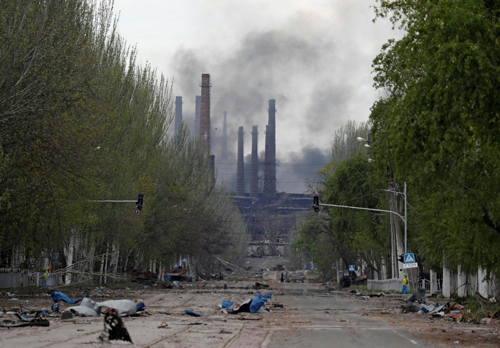 Rauch über dem Asowstal-Werk. Die russische Erstürmung des belagerten Stahlwerks in Mariupol hat begonnen, wie verschiedene Medien am Dienstag berichten.