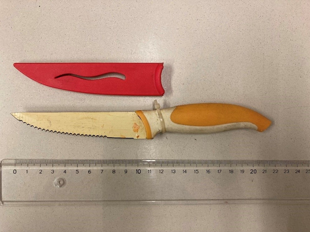 Mit diesem Küchenmesser soll der Verdächtige die ihm unbekannte Frau bedroht haben.