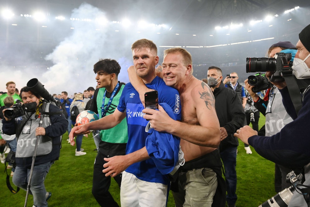 Simon Terodde ließ sich von den Schalker Fans feiern. 