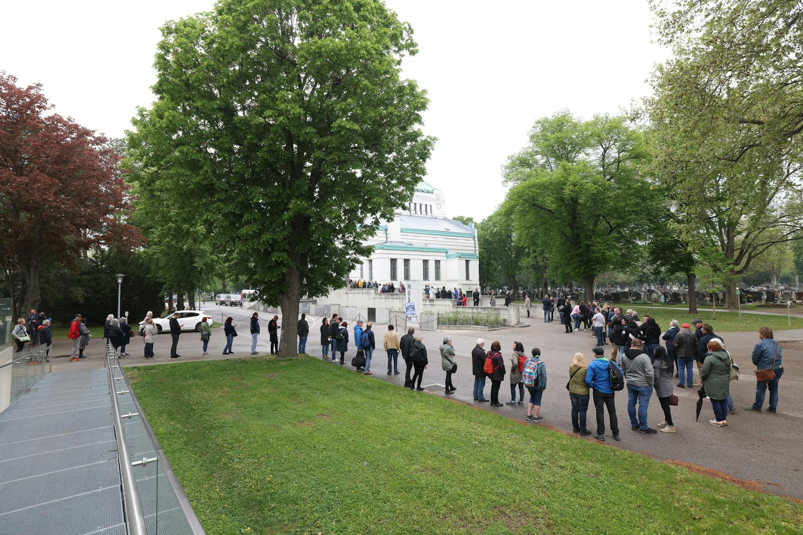 Den Fans wird es bis 17 Uhr möglich sein, direkt an den Sarg heranzutreten.