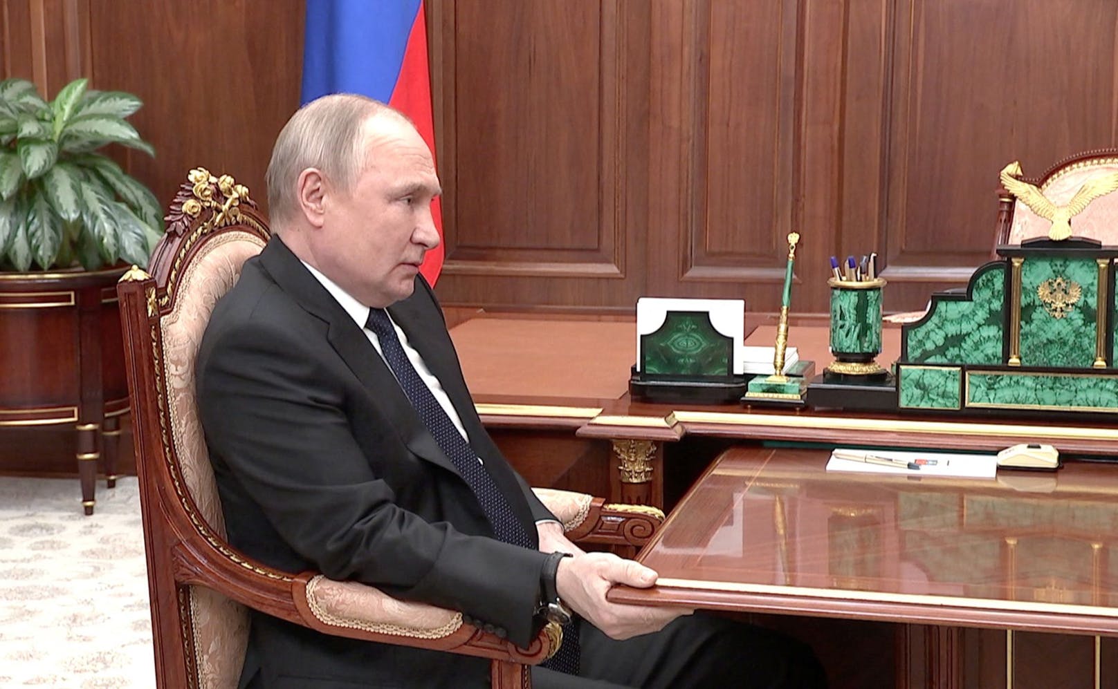 Bilder wie dieses von einem Treffen Putins mit Verteidigungsminister Schoigu nähren die Spekulationen um eine mögliche Erkrankung.