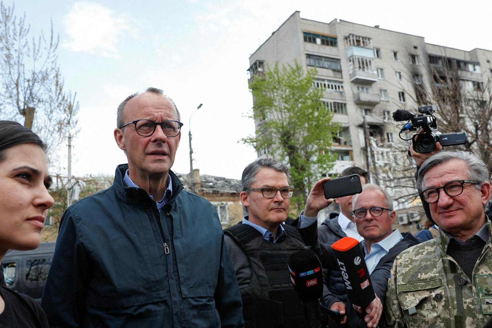 Der CDU-Vorsitzende Friedrich Merz hat am Dienstag auch Wolodimir Selenski getroffen. Während des Merz-Besuches wurde in Kiew ein Luftalarm ausgerufen.