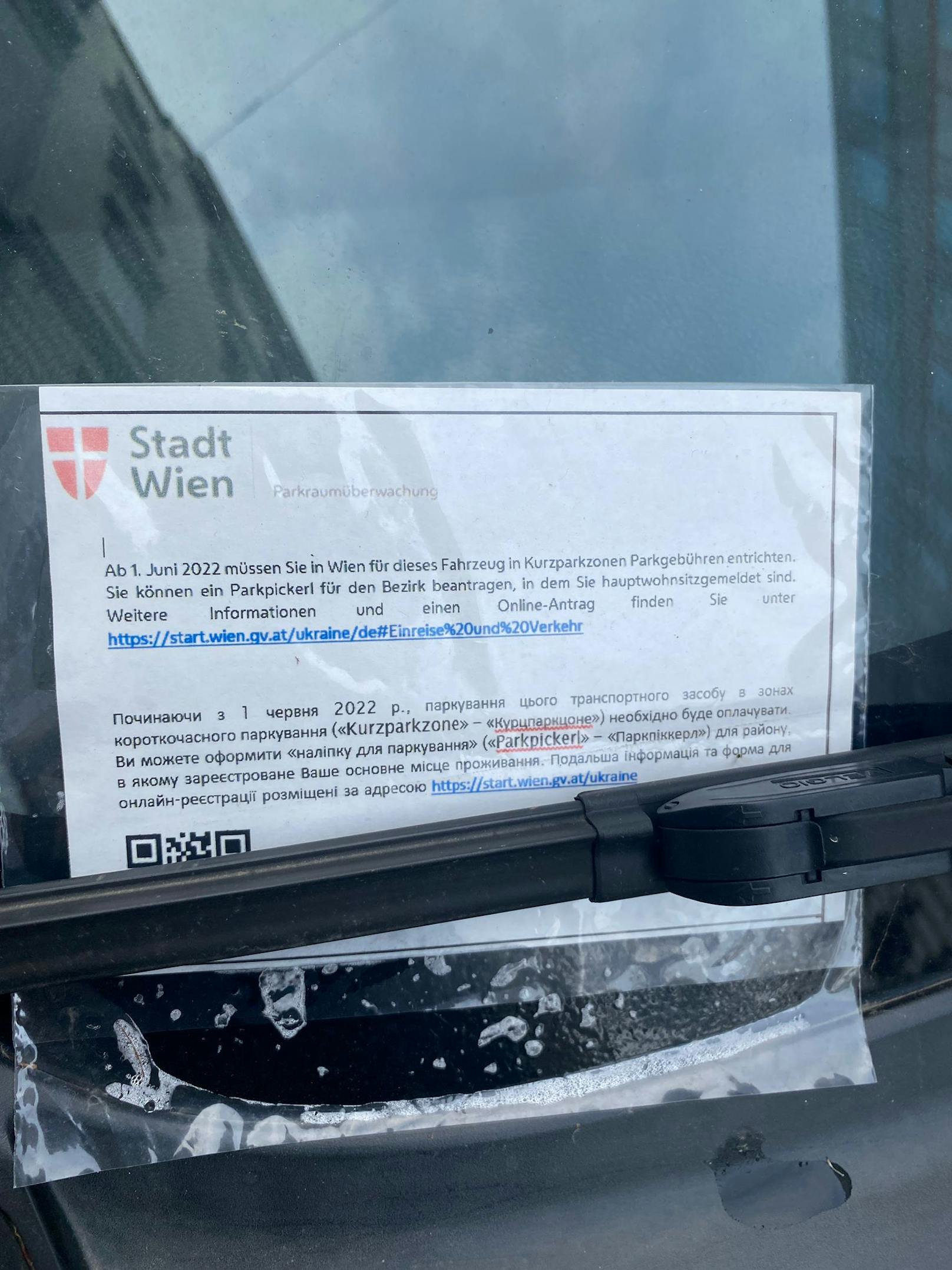 Wie ein <em>"Heute"</em>-Lokalaugenschein in der Wiener Innenstadt jetzt zeigt, werden Besitzer von Autos mit ukrainischem Kennzeichen bereits jetzt mittels "Merkzettel" auf der Windschutzscheibe über die neuen Regelungen informiert.
