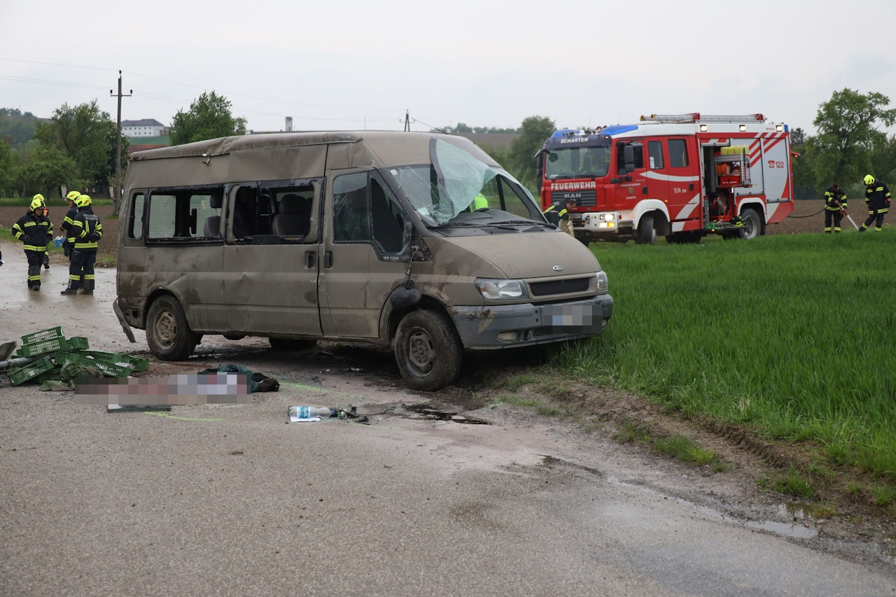 Heute.at - Kleinbus kippt um – Erntehelferin tot, 6 Verletzte