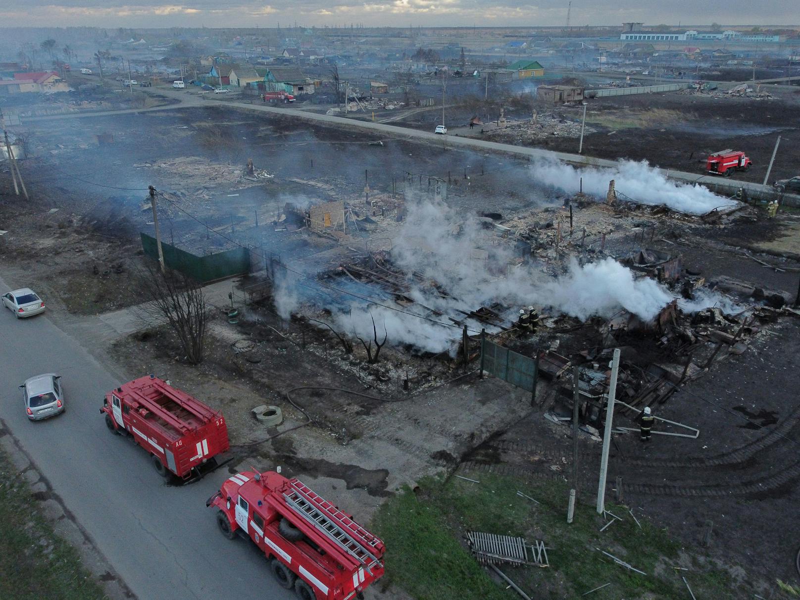 Rund 300 Feuerwehrleute und mehr als 90 Fahrzeuge sind im Einsatz, um die Feuer (im Bild: die sibirische Stadt Nazyvayevsk) unter Kontrolle zu bringen.