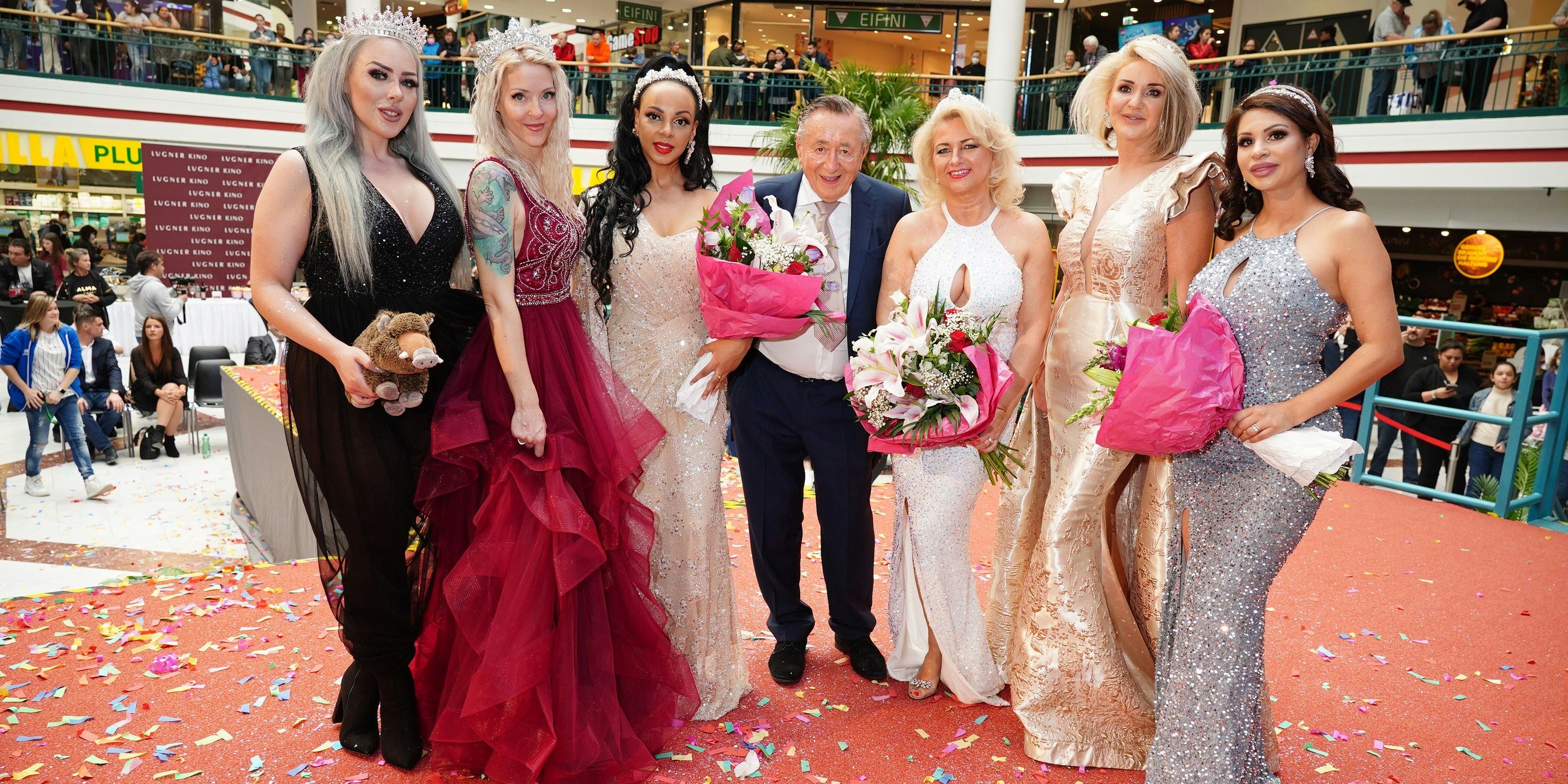 Richard Lugner mit seinen "Tierchen".