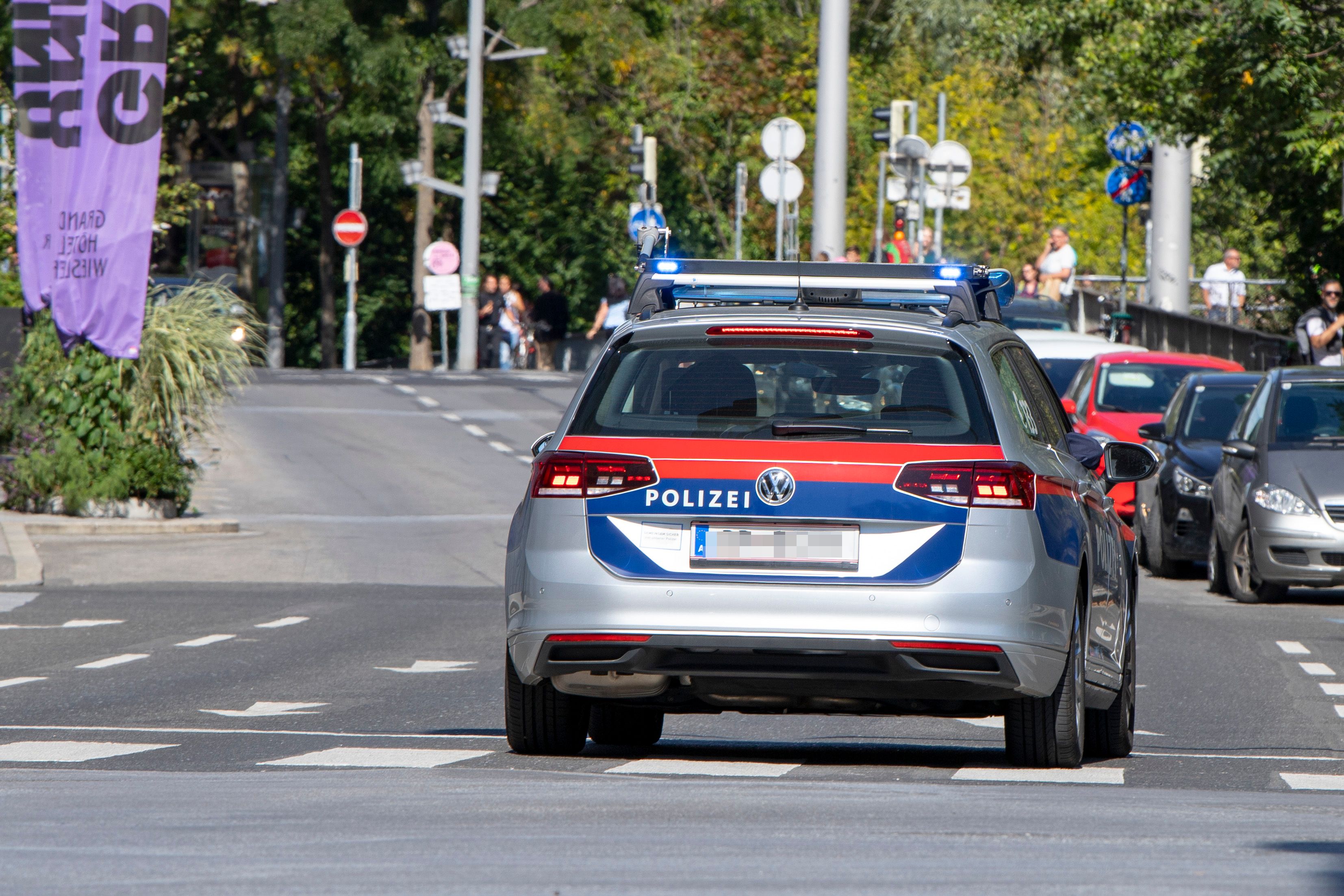 Brisanter Einsatz für die Polizei: Sie ließ die Zähne, er die Fäuste sprechen.