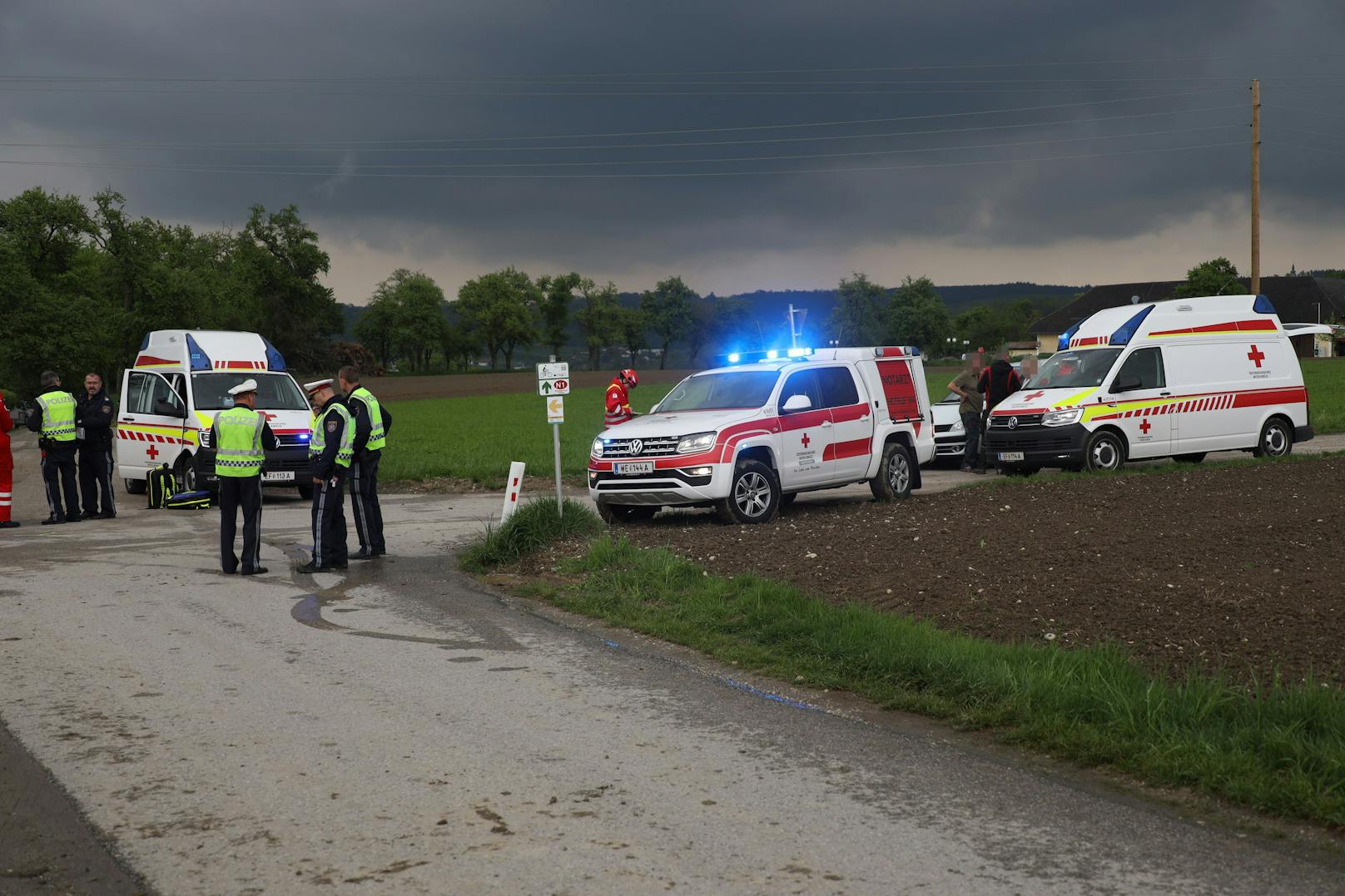 Bei einem schweren Kreuzungscrash wurde am Samstag eine Erntehelferin getötet, sechs Personen verletzt.