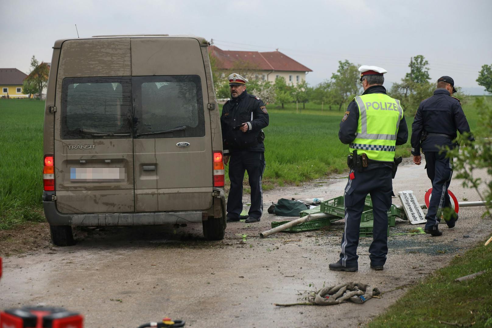 Bei einem schweren Kreuzungscrash wurde am Samstag eine Erntehelferin getötet, sechs Personen verletzt.