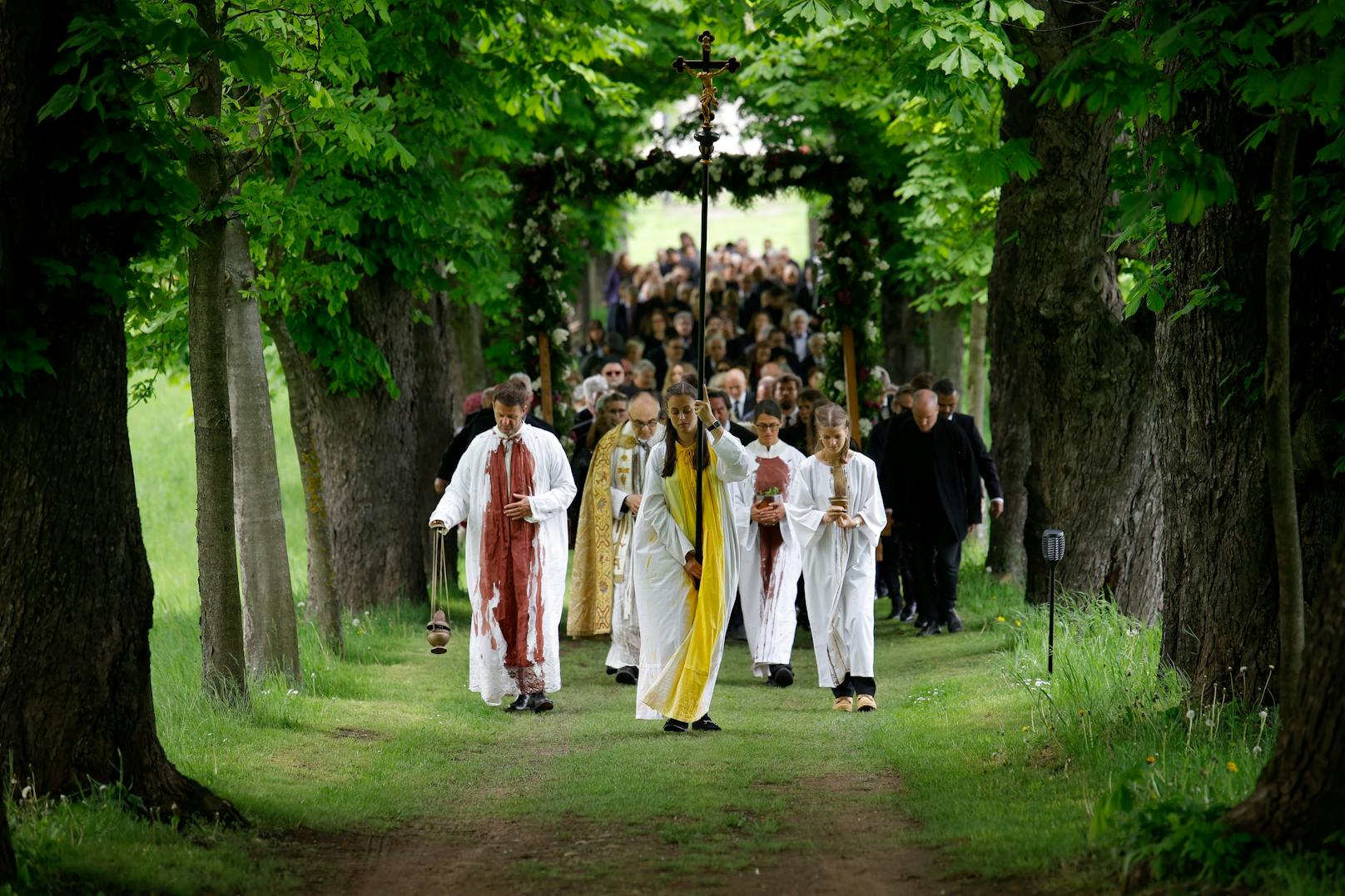 Der Trauerzug am Weg zum Schloss Prinzendorf im Rahmen der Beisetzung des Künstlers Hermann Nitsch am Samstag, 7. Mai 2022, in Prinzendorf.