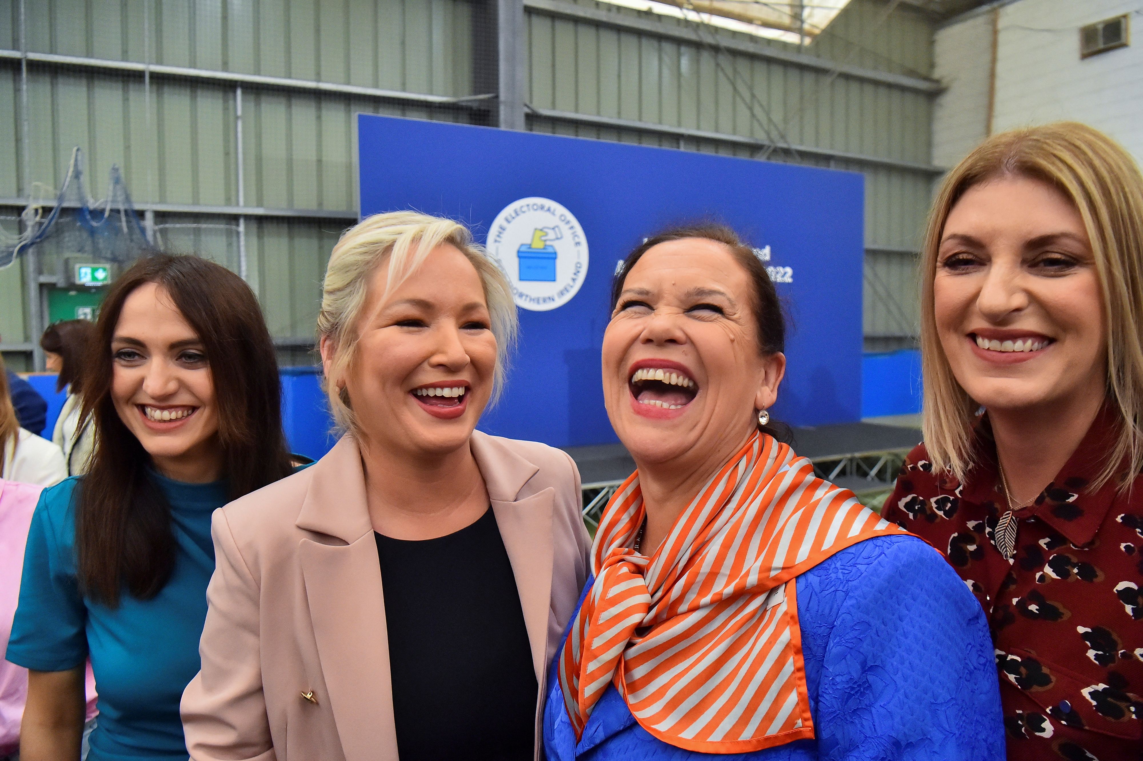 Michelle O'Neill von Sinn Fein und die Parteivorsitzende Mary Lou McDonald haben guten Grund zum Feiern.