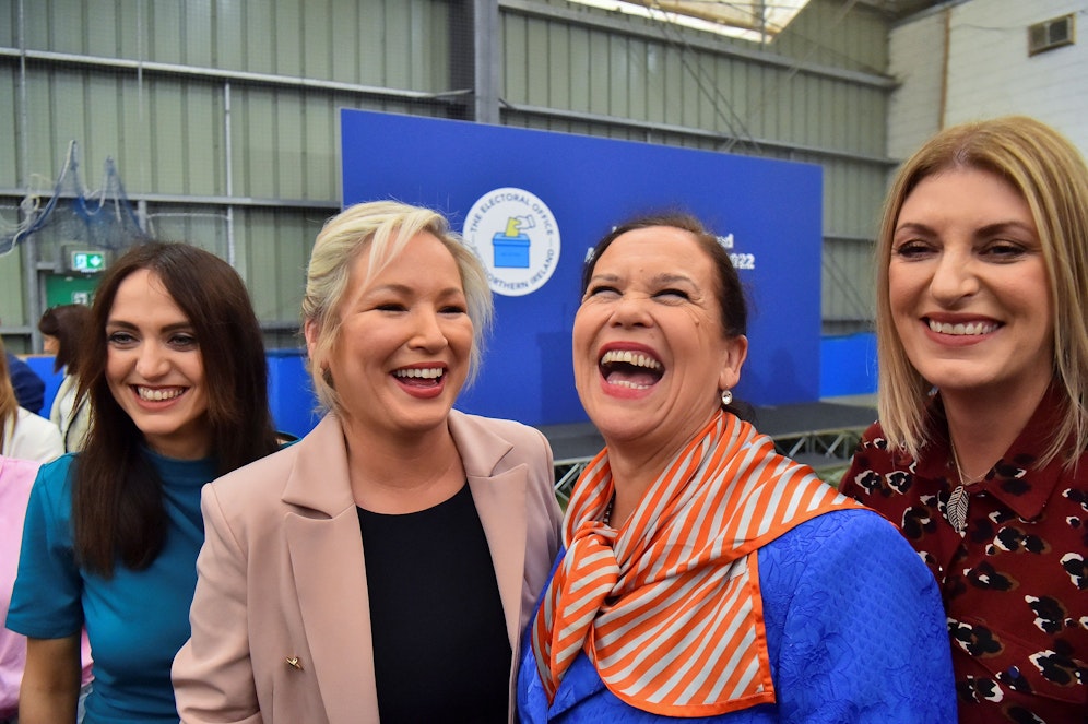 Michelle O'Neill von Sinn Fein und die Parteivorsitzende Mary Lou McDonald haben guten Grund zum Feiern.