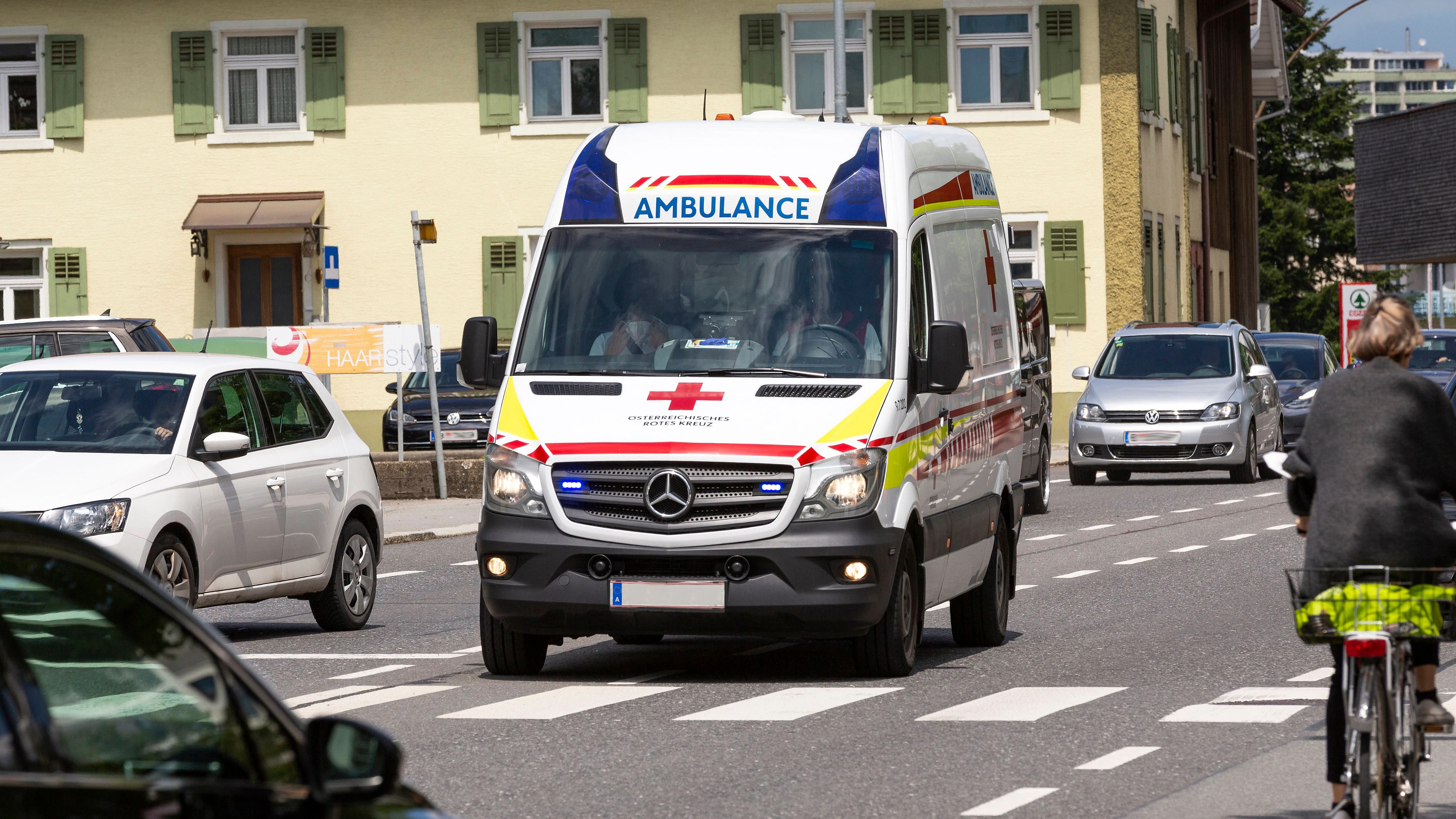 Schockierender Einsatz für die Rettungskräfte: Zwei Schwerverletzte, eine Tote.