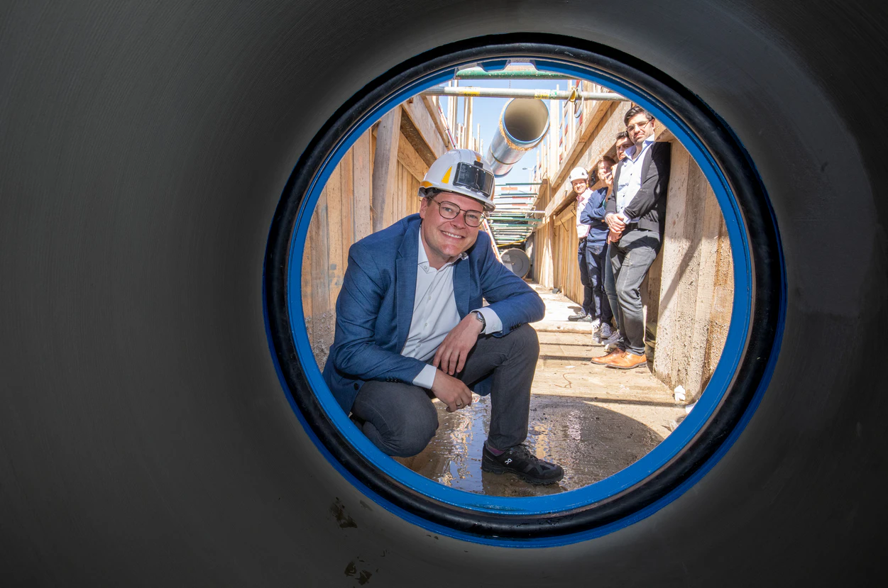 Im Süden Wiens entsteht zurzeit eine neue Transportleitung für Trinkwasser, auch „4. Hauptleitung“ genannt. Damit sichert die Stadt Wien die lokale Wasserversorgung, verbessert die Versorgungssicherheit aber auch überregional. Klimastadtrat Jürgen Czernohorszky besuchte nun die Baustelle in Meidling.